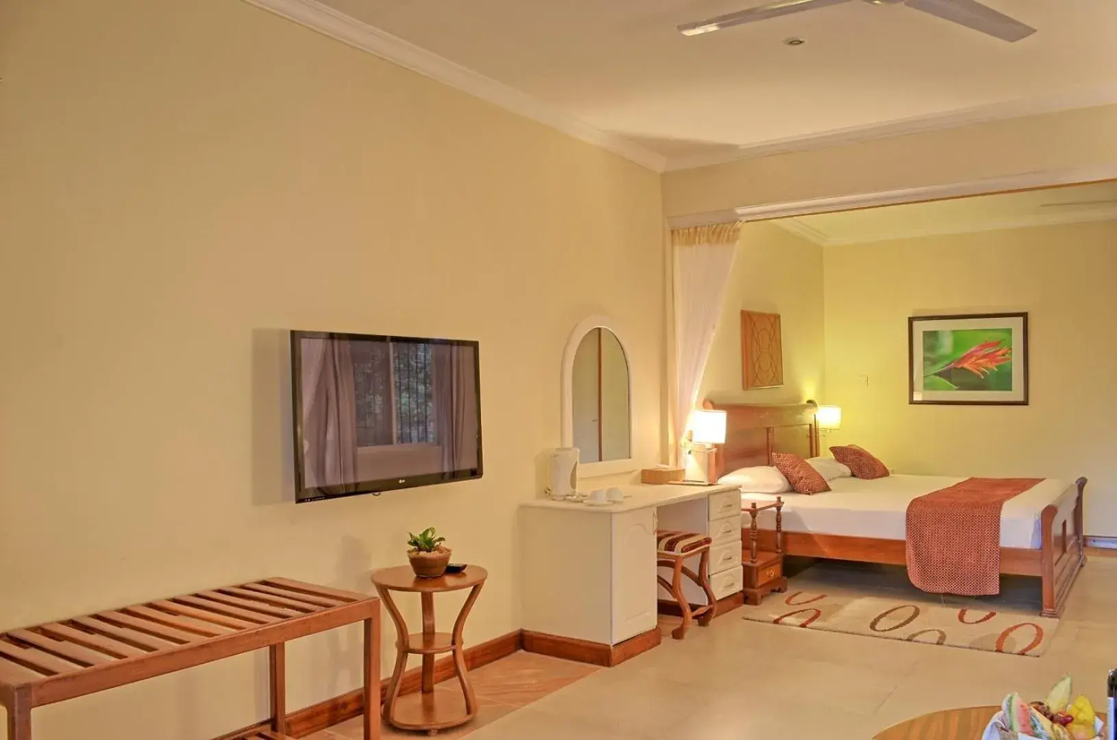 Double Room with Garden View - single occupancy in Sovereign Hotel Double Room with Garden View - single occupancy in Sovereign Hotel