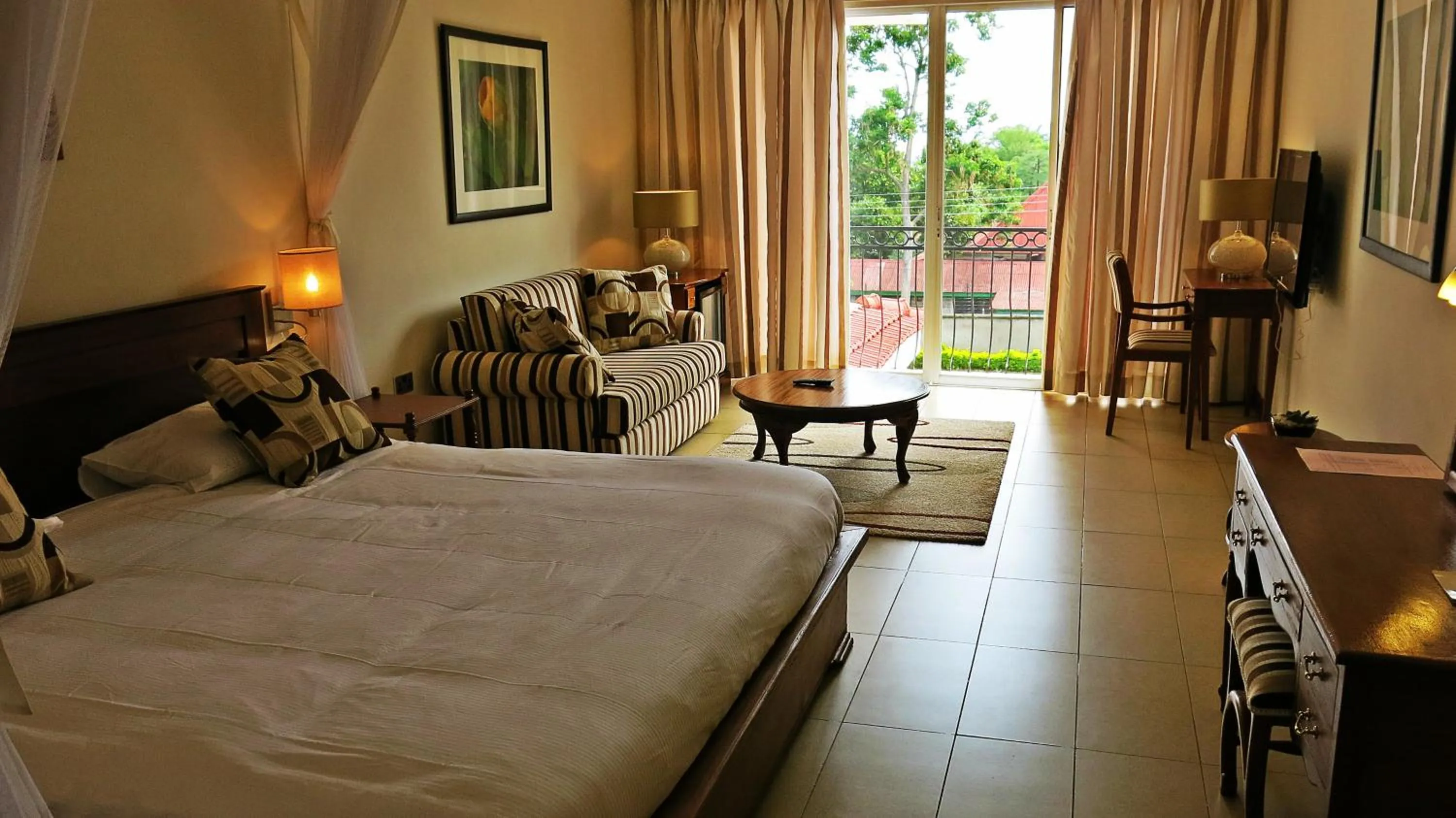 Photo of the whole room, Bed in Sovereign Hotel