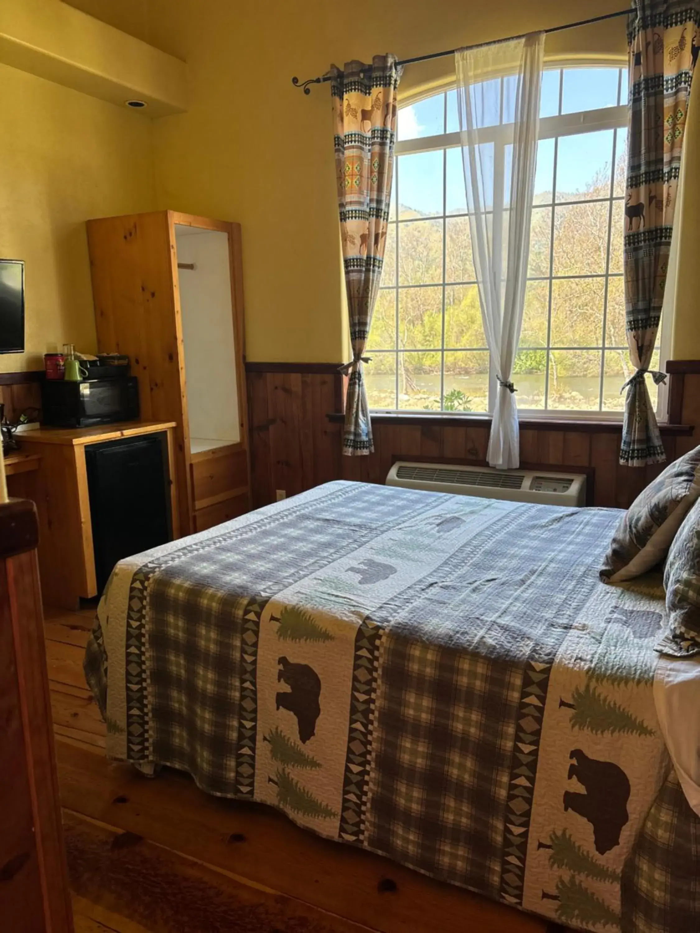 Bungalow - Water Front in Sequoia River Front Cabins Bungalow - Water Front in Sequoia River Front Cabins