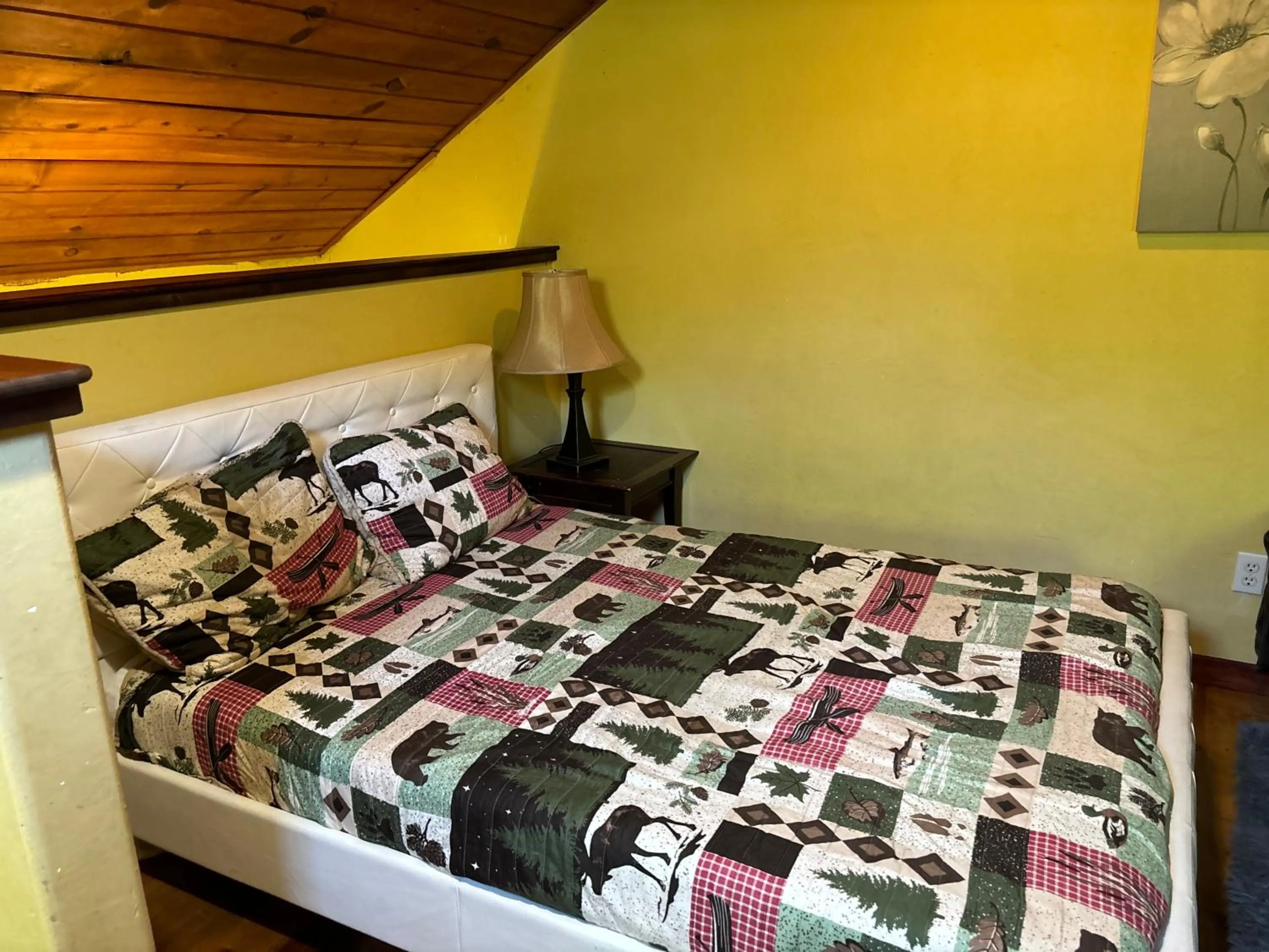 Bedroom, Bed in Sequoia River Front Cabins