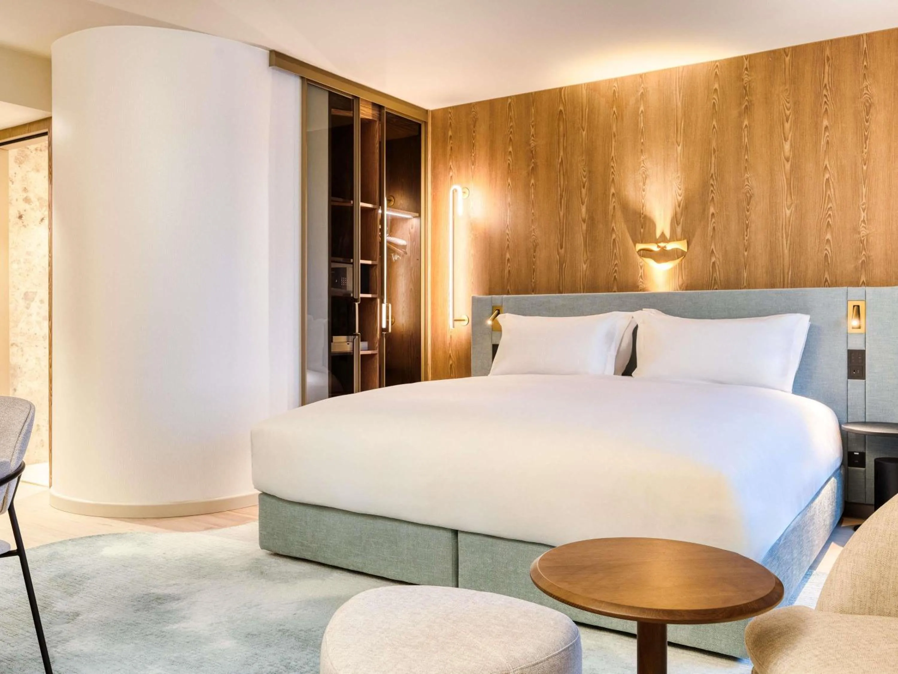 Bedroom, Bed in Mövenpick hotel Brussels airport