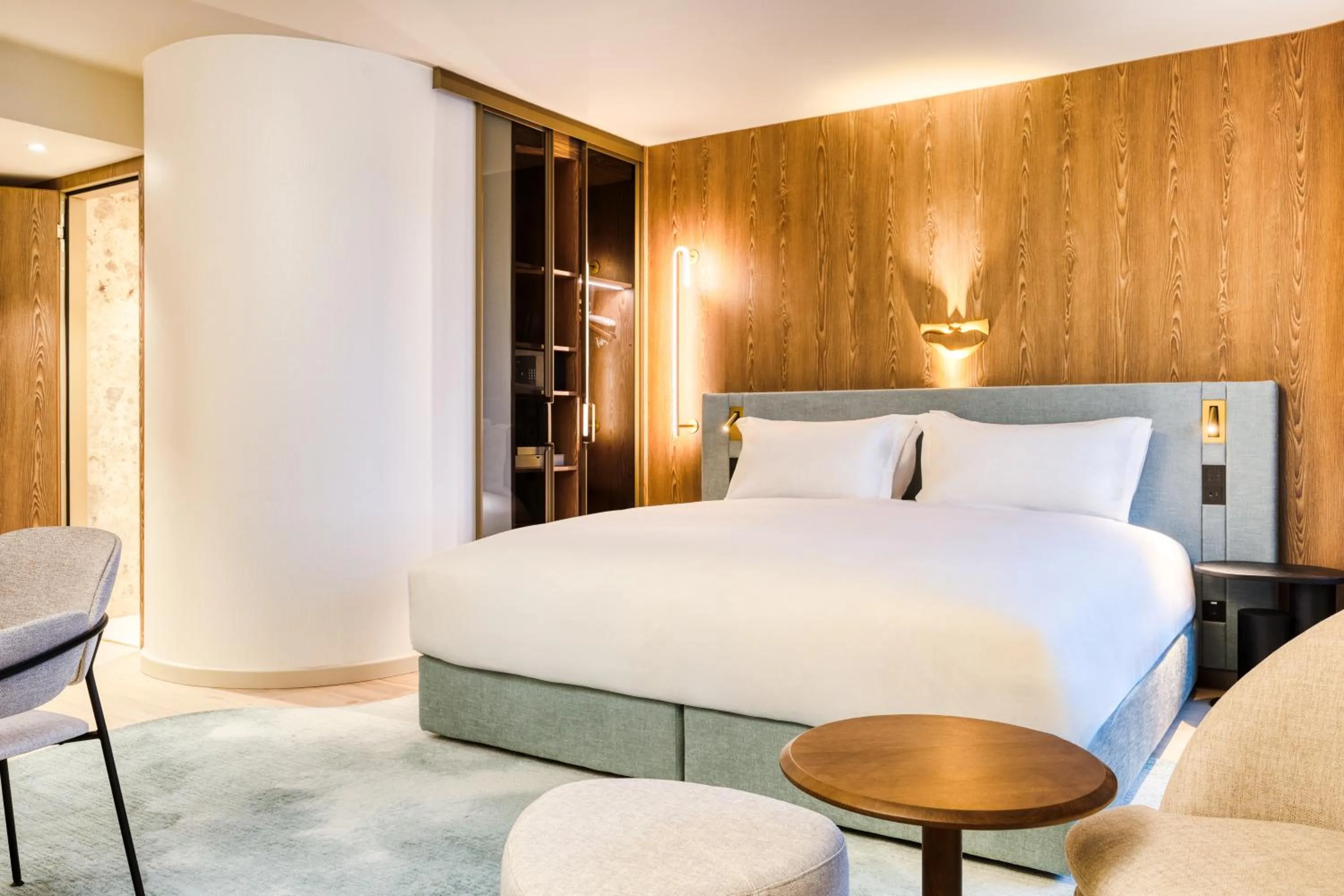 Photo of the whole room, Bed in Mövenpick hotel Brussels airport