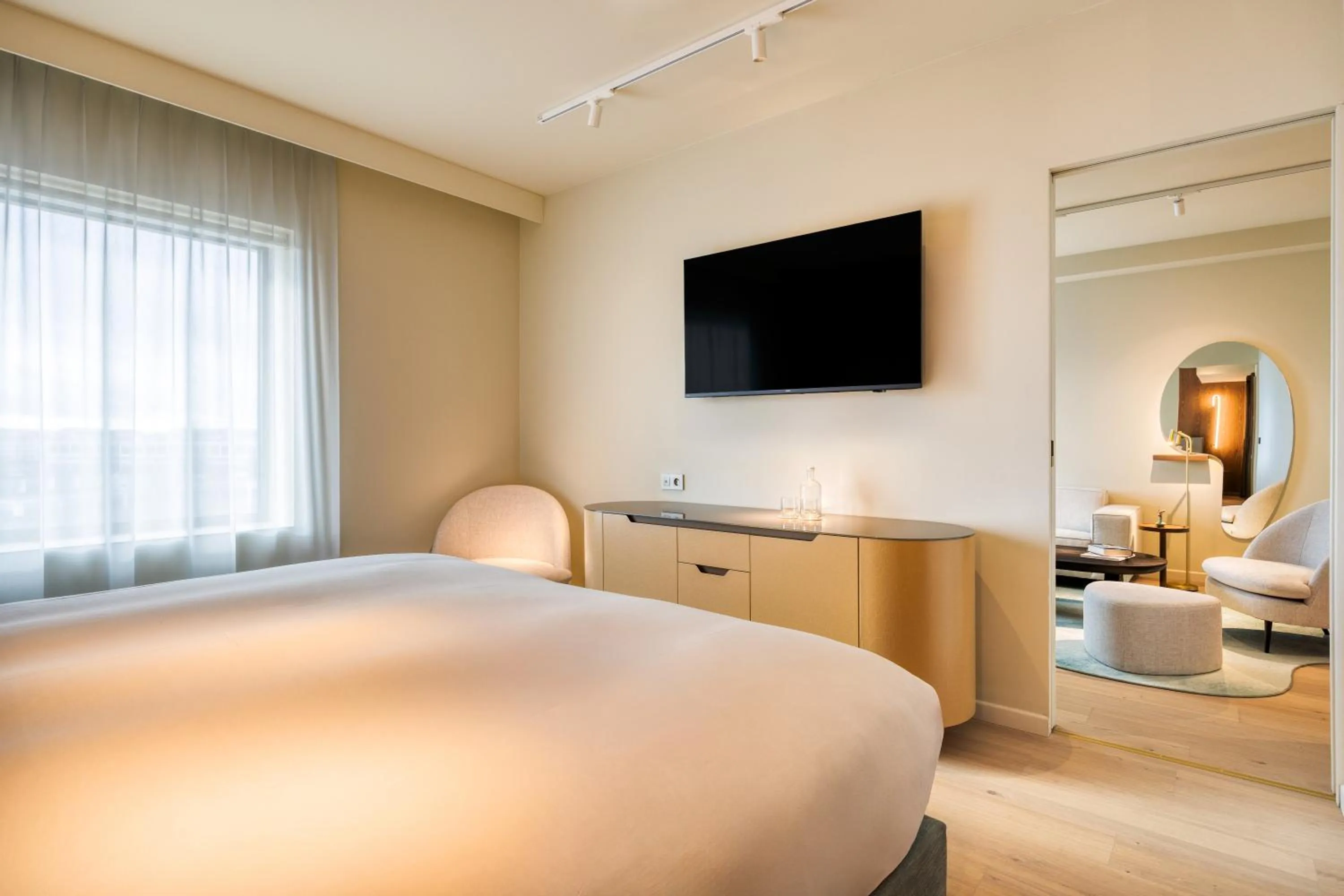 Bedroom, Bed in Mövenpick hotel Brussels airport