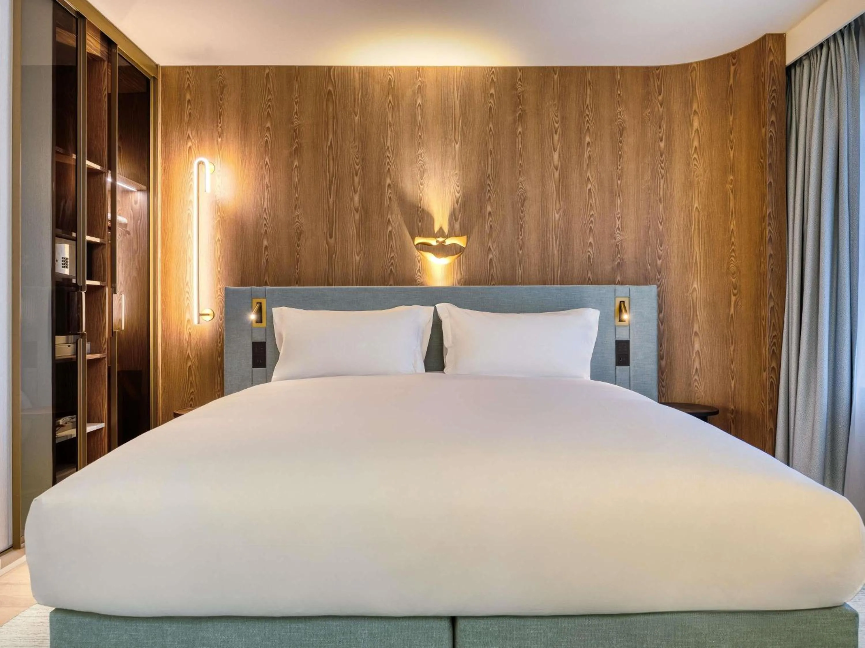 Bedroom, Bed in Mövenpick hotel Brussels airport