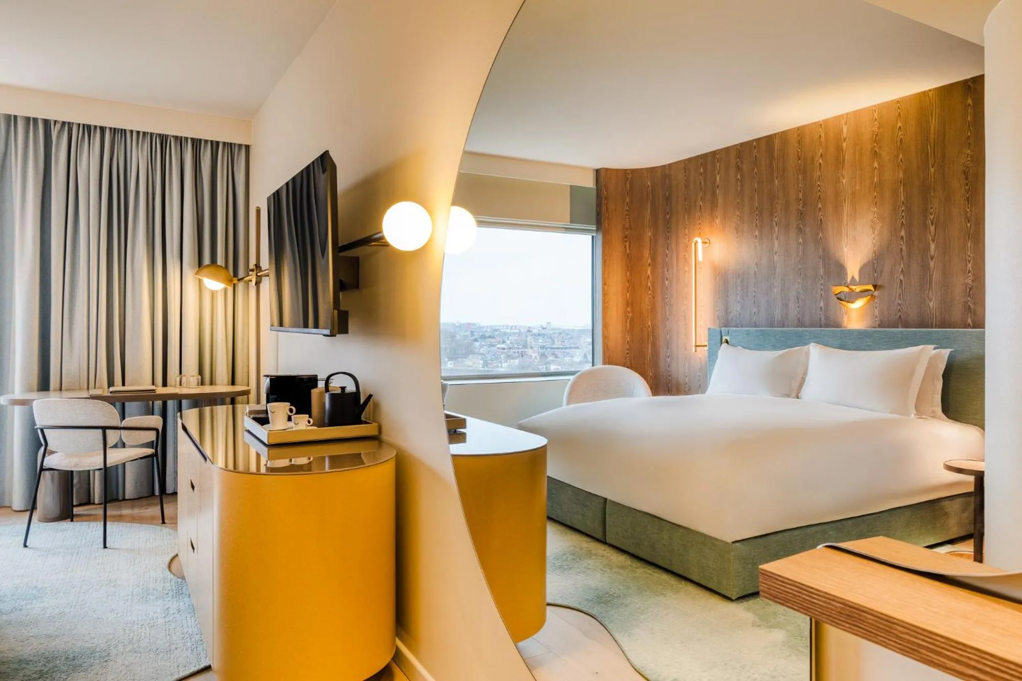 Bedroom, Bed in Mövenpick hotel Brussels airport