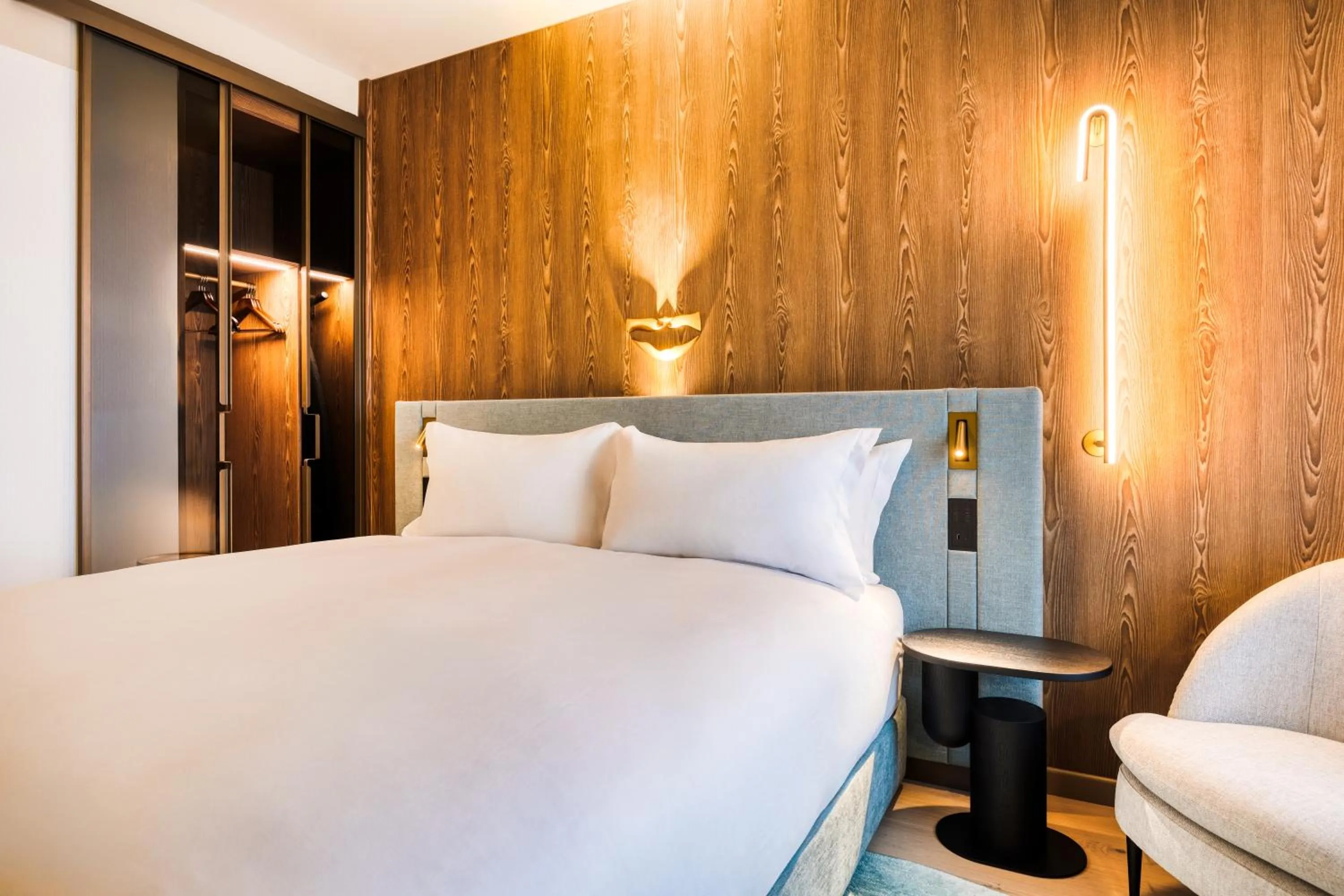 Bedroom, Bed in Mövenpick hotel Brussels airport