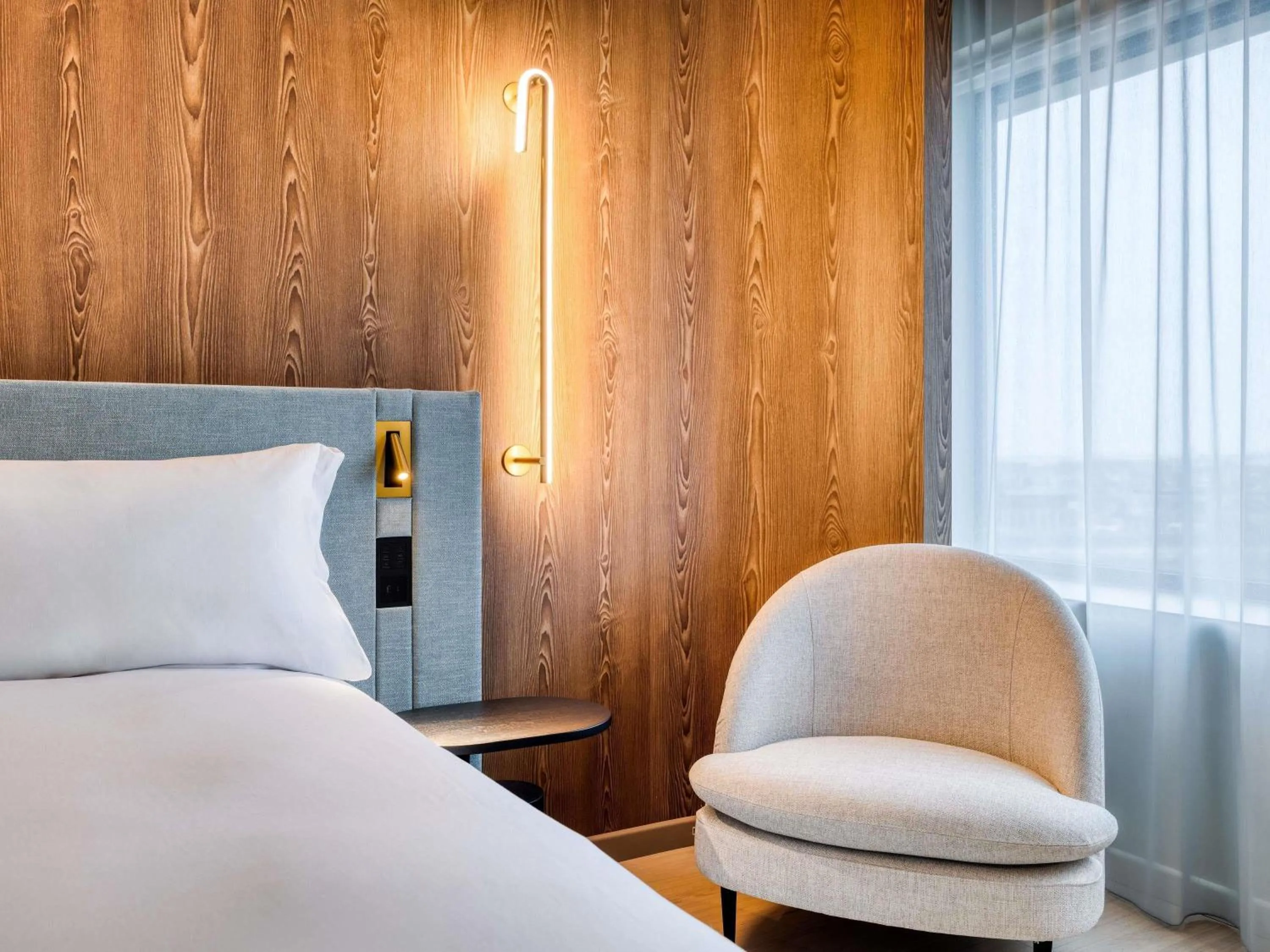 Bedroom, Bed in Mövenpick Hotel Brussels Airport