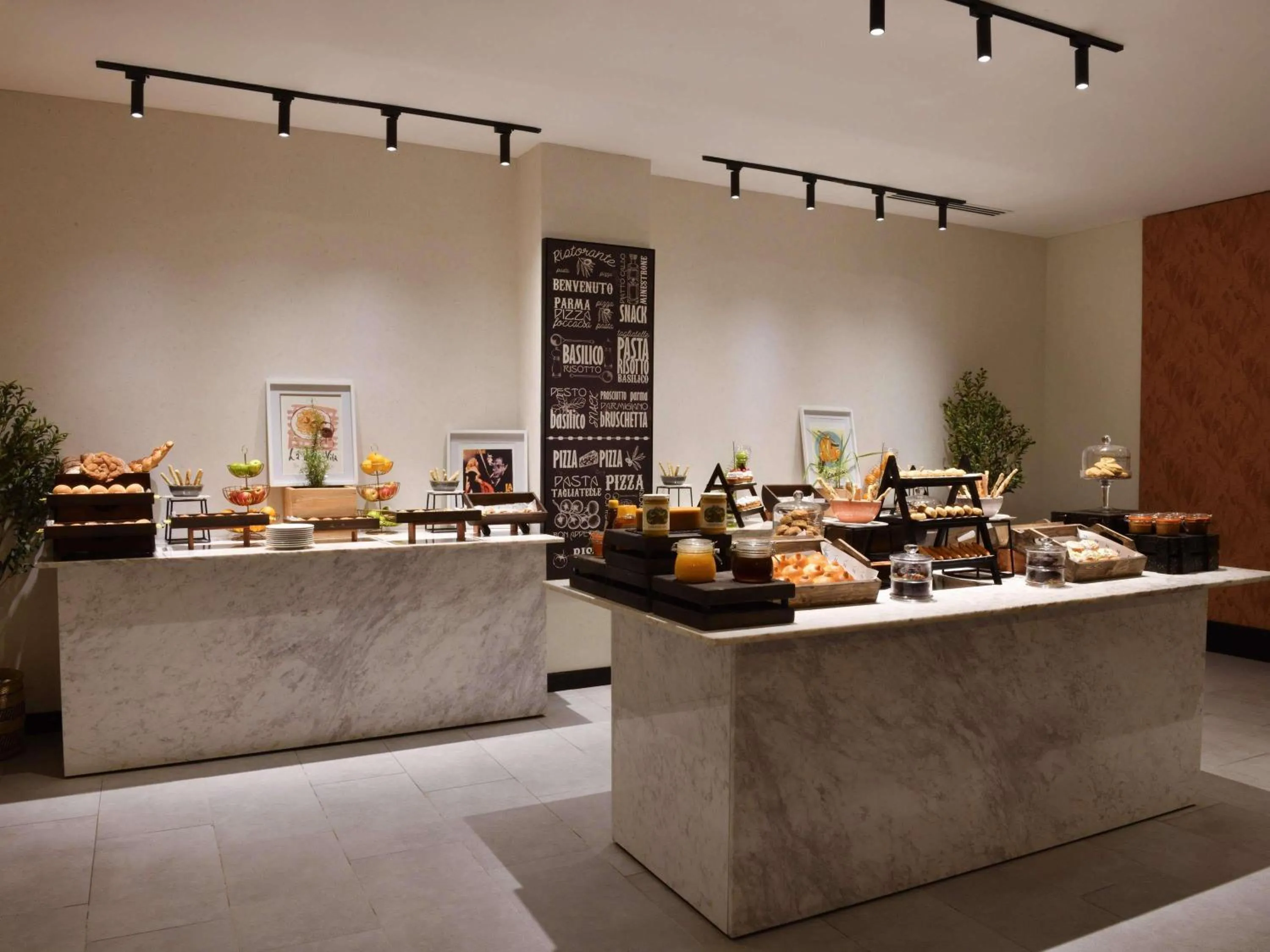 Restaurant/places to eat in Novotel Nairobi Westlands