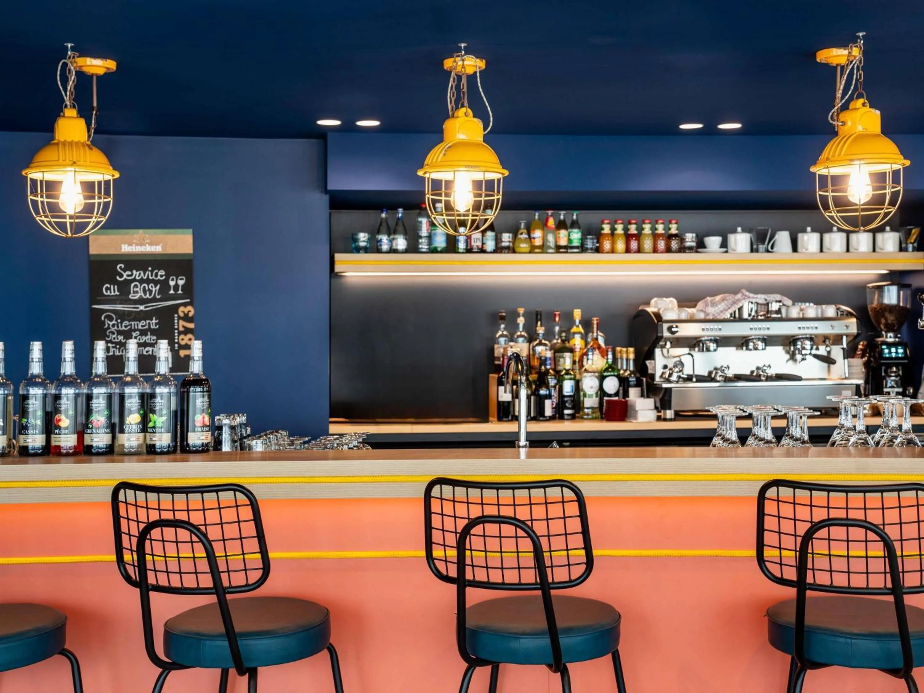 Lounge or bar in ibis budget Morlaix