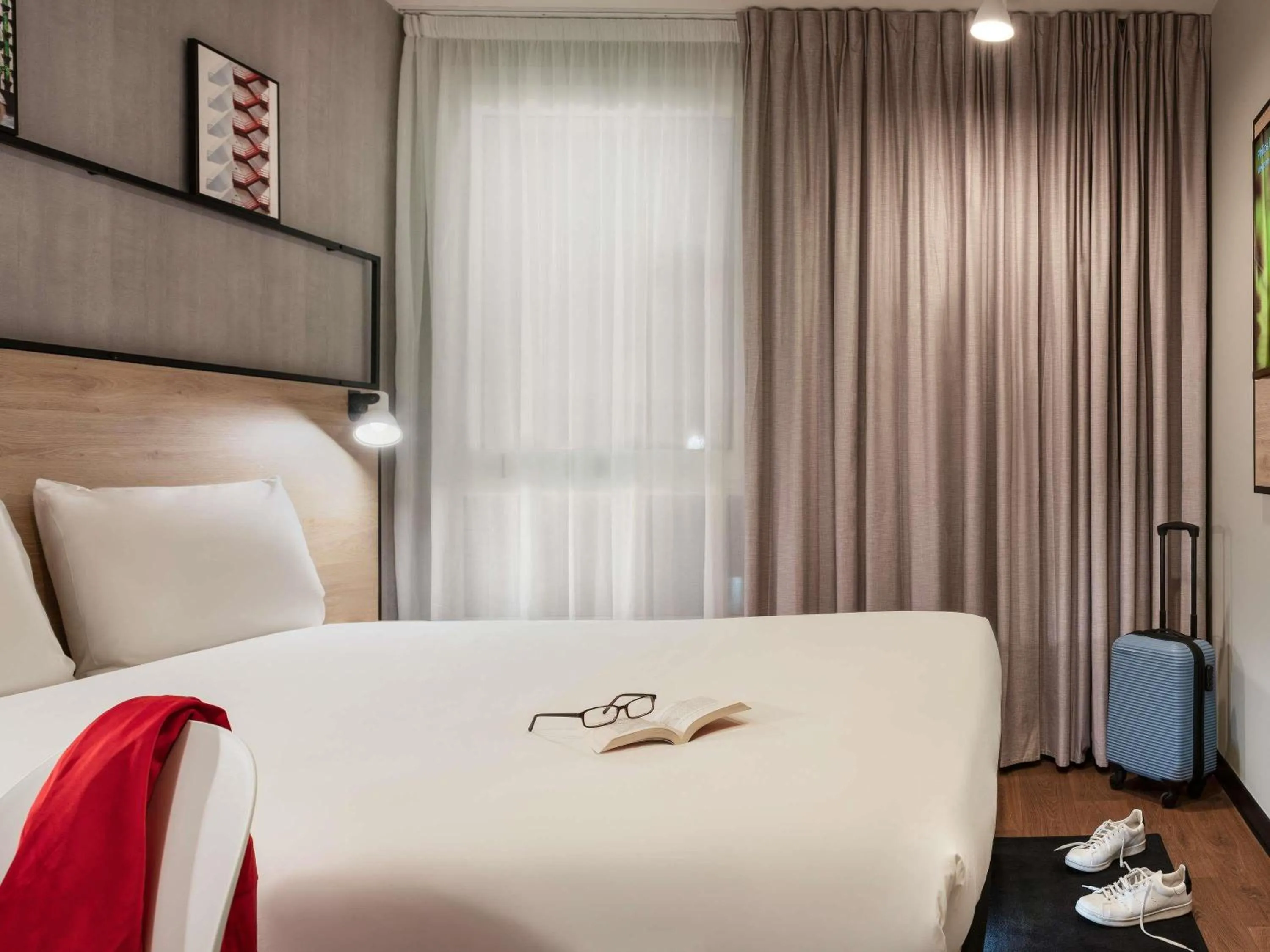 Bedroom, Bed in ibis Acheres St Germain en Laye