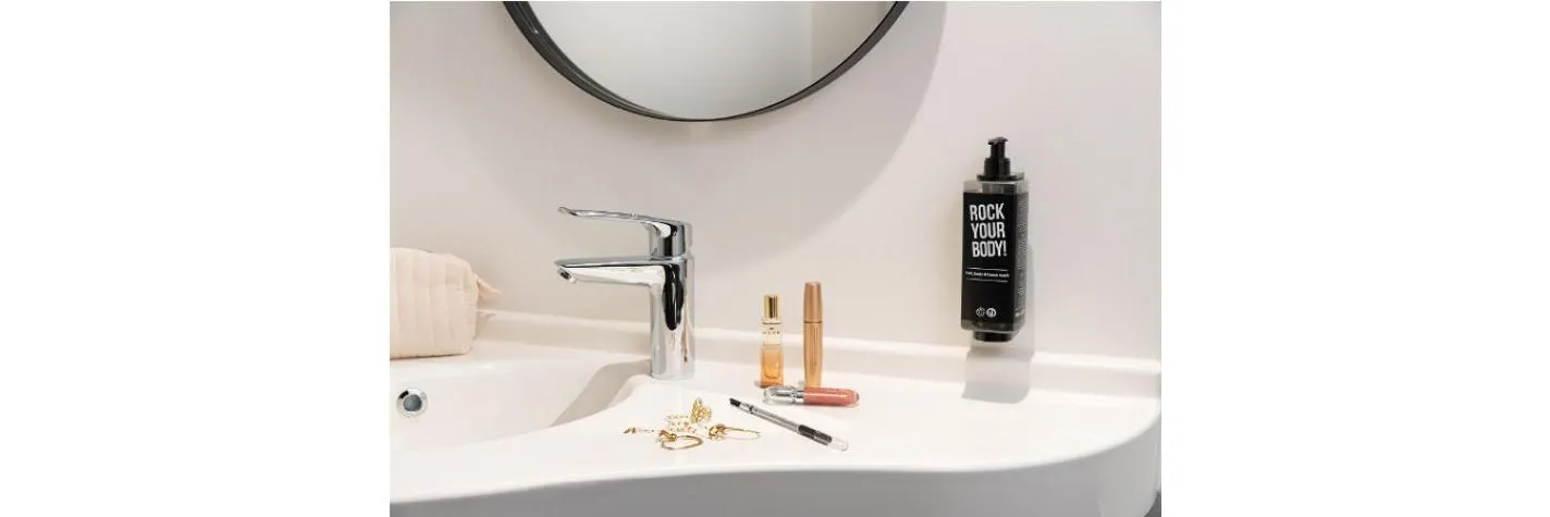 Bathroom in ibis Acheres St Germain en Laye