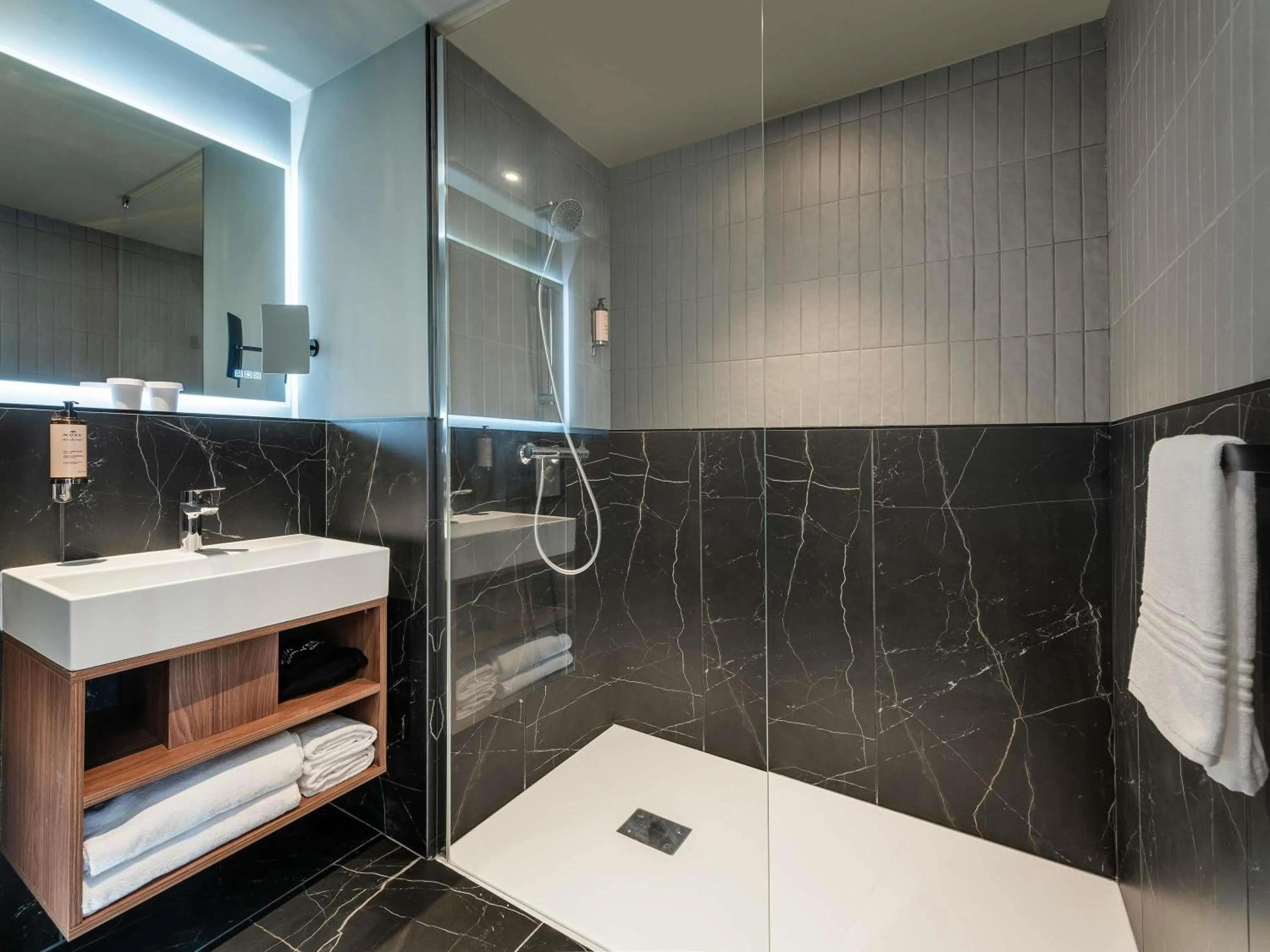 Bedroom in Mercure Achères St Germain en Laye