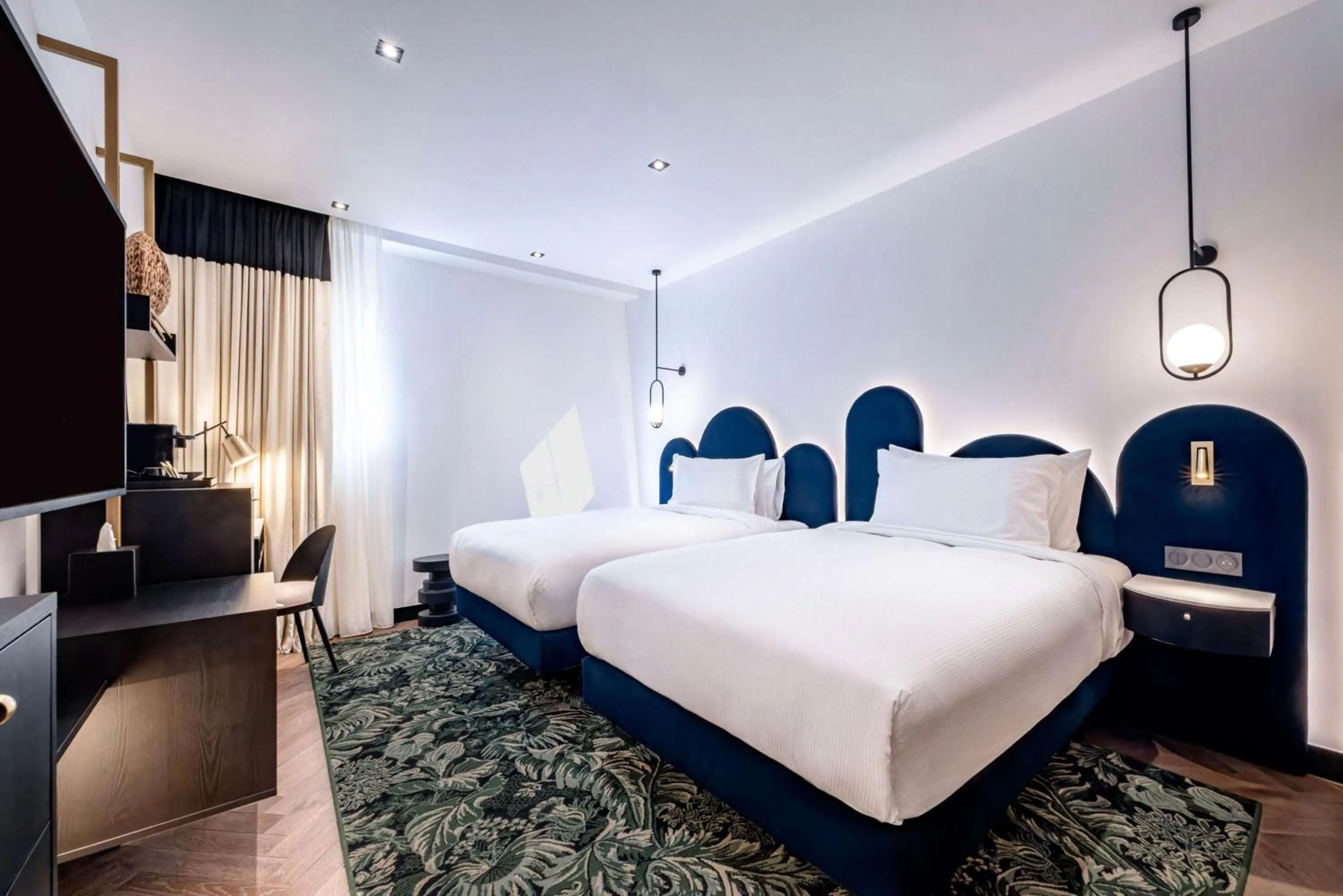 Bed in Doubletree By Hilton Nice Centre Iconic