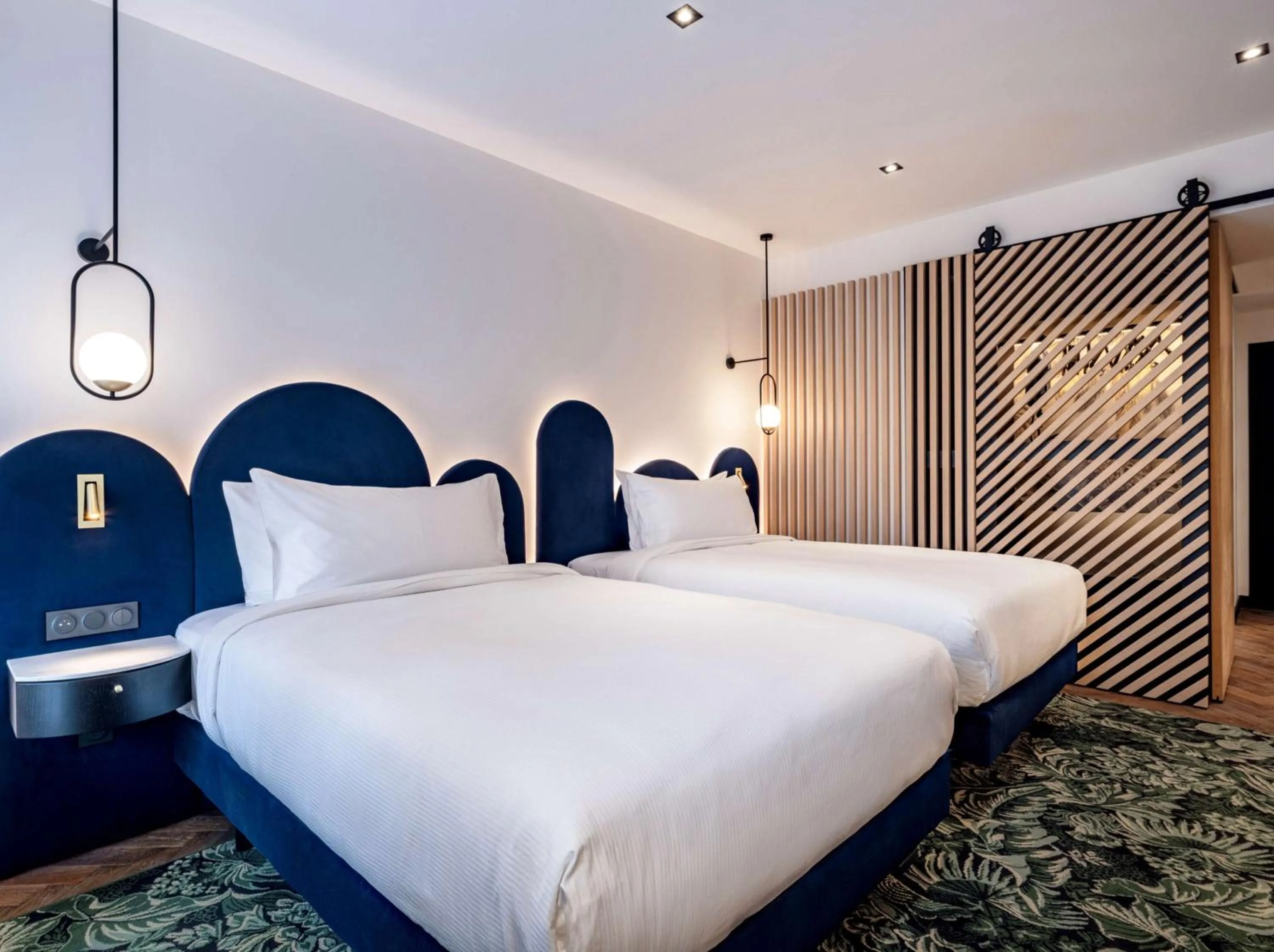 Bed in Doubletree By Hilton Nice Centre Iconic