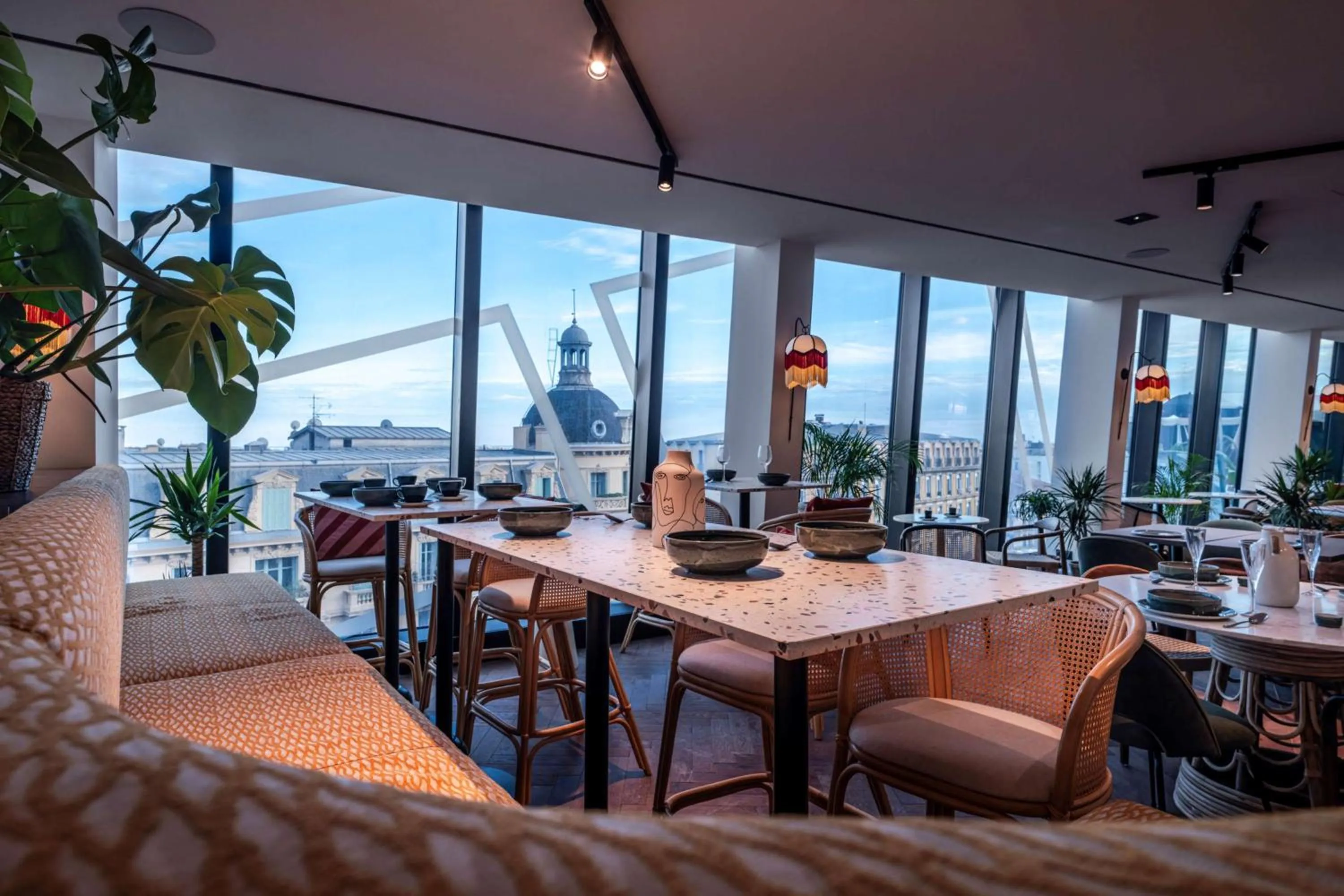 Restaurant/places to eat in Doubletree By Hilton Nice Centre Iconic