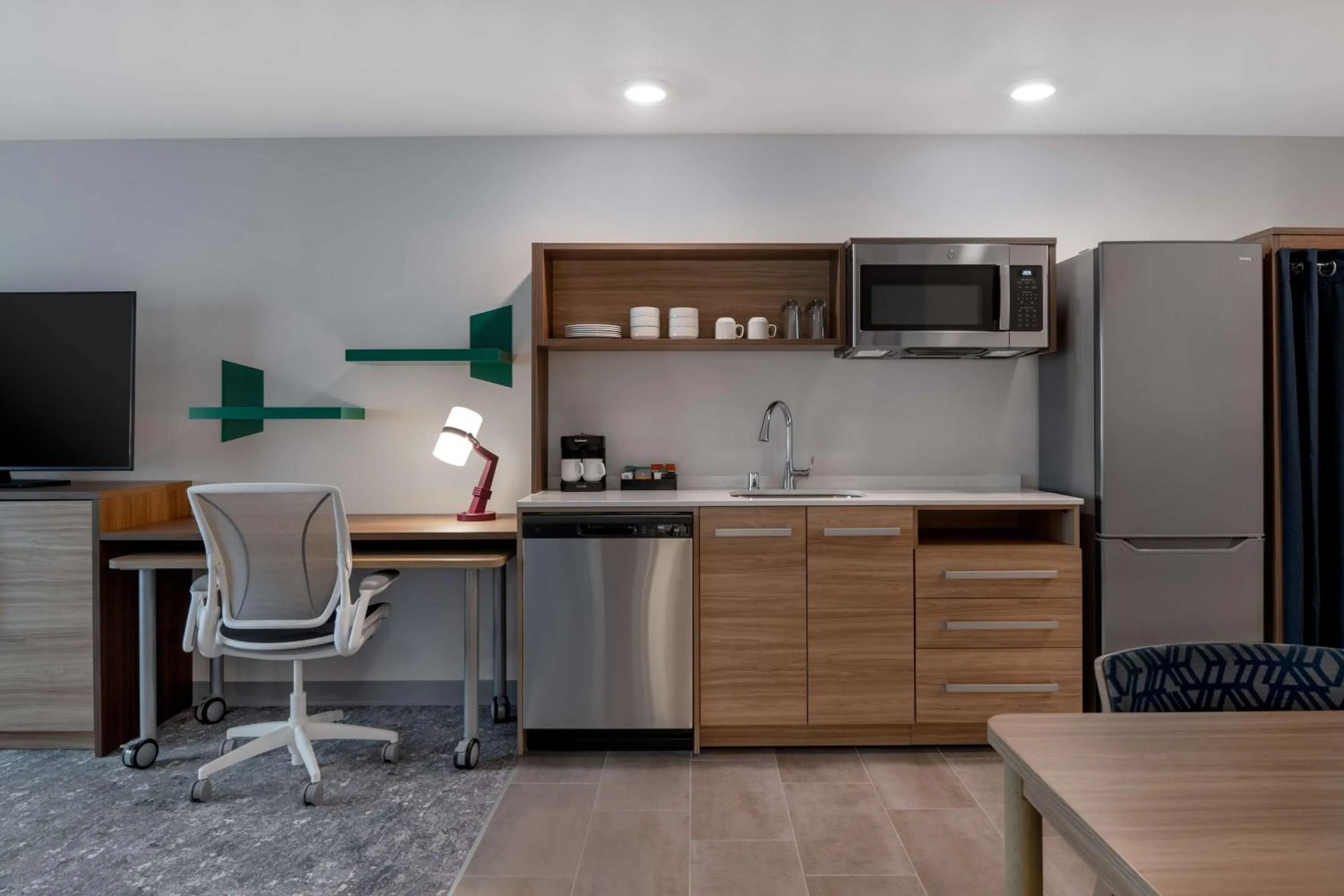 Kitchen or kitchenette in Home2 Suites By Hilton Sheboygan