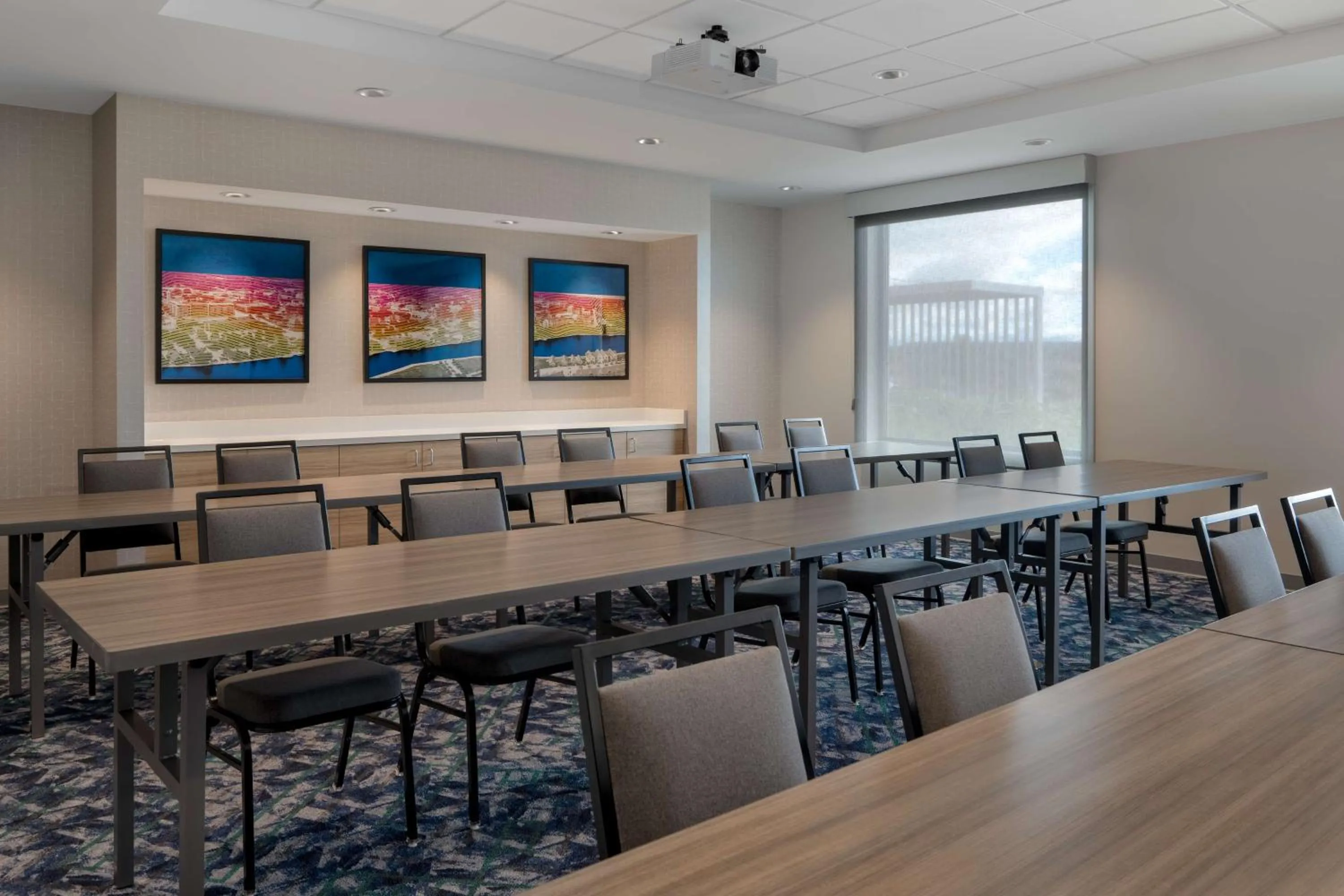 Meeting/conference room in Home2 Suites By Hilton Sheboygan