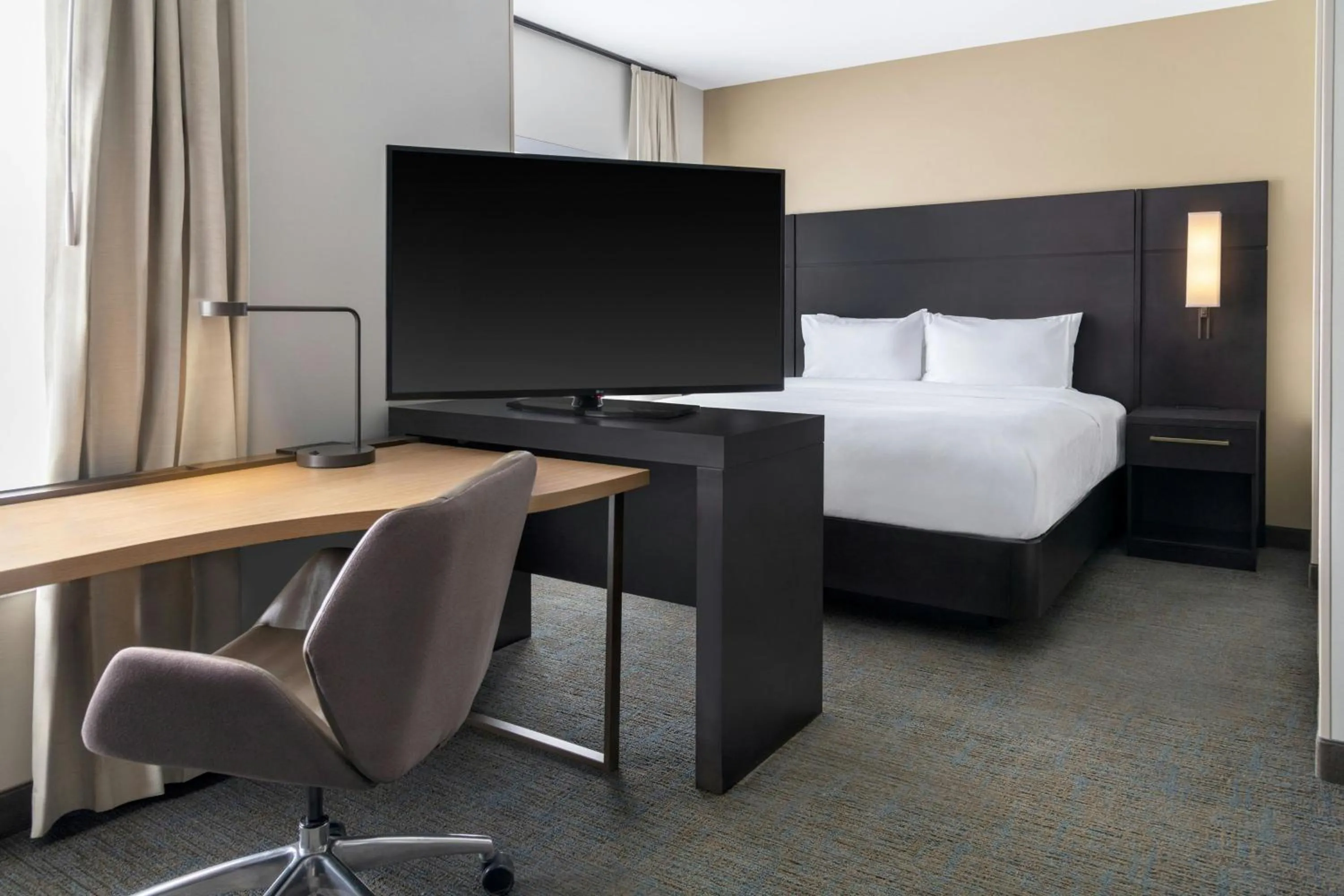 Bedroom, Bed in Residence Inn by Marriott Detroit Dearborn