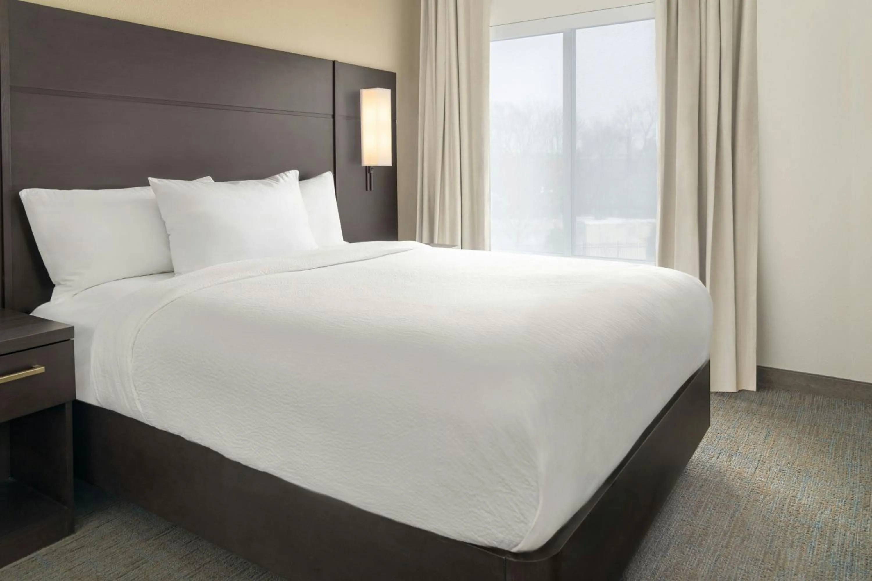 Bedroom, Bed in Residence Inn by Marriott Detroit Dearborn