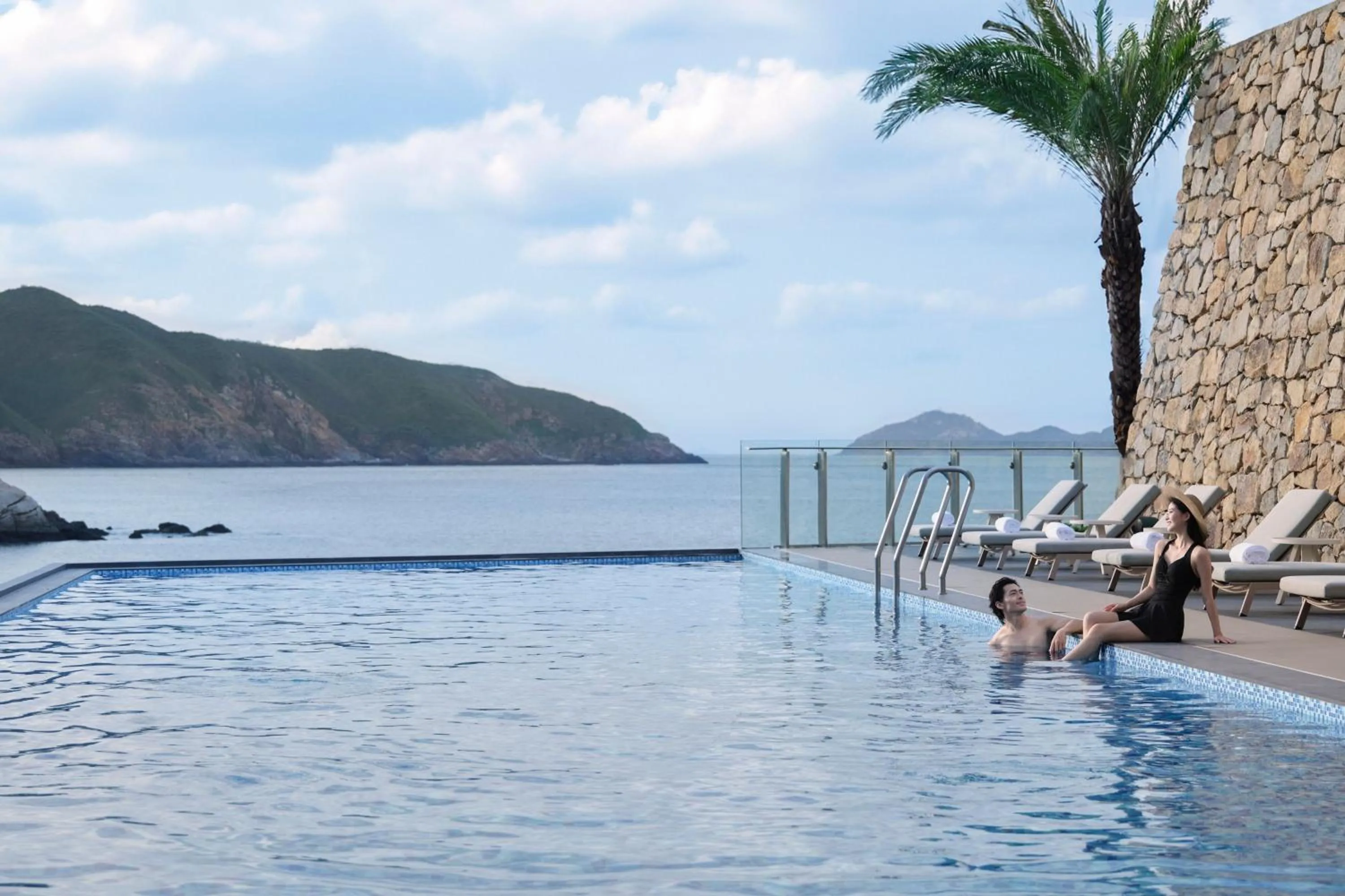 Swimming pool in Zhuhai Dong'ao Island Marriott Resort and Spa