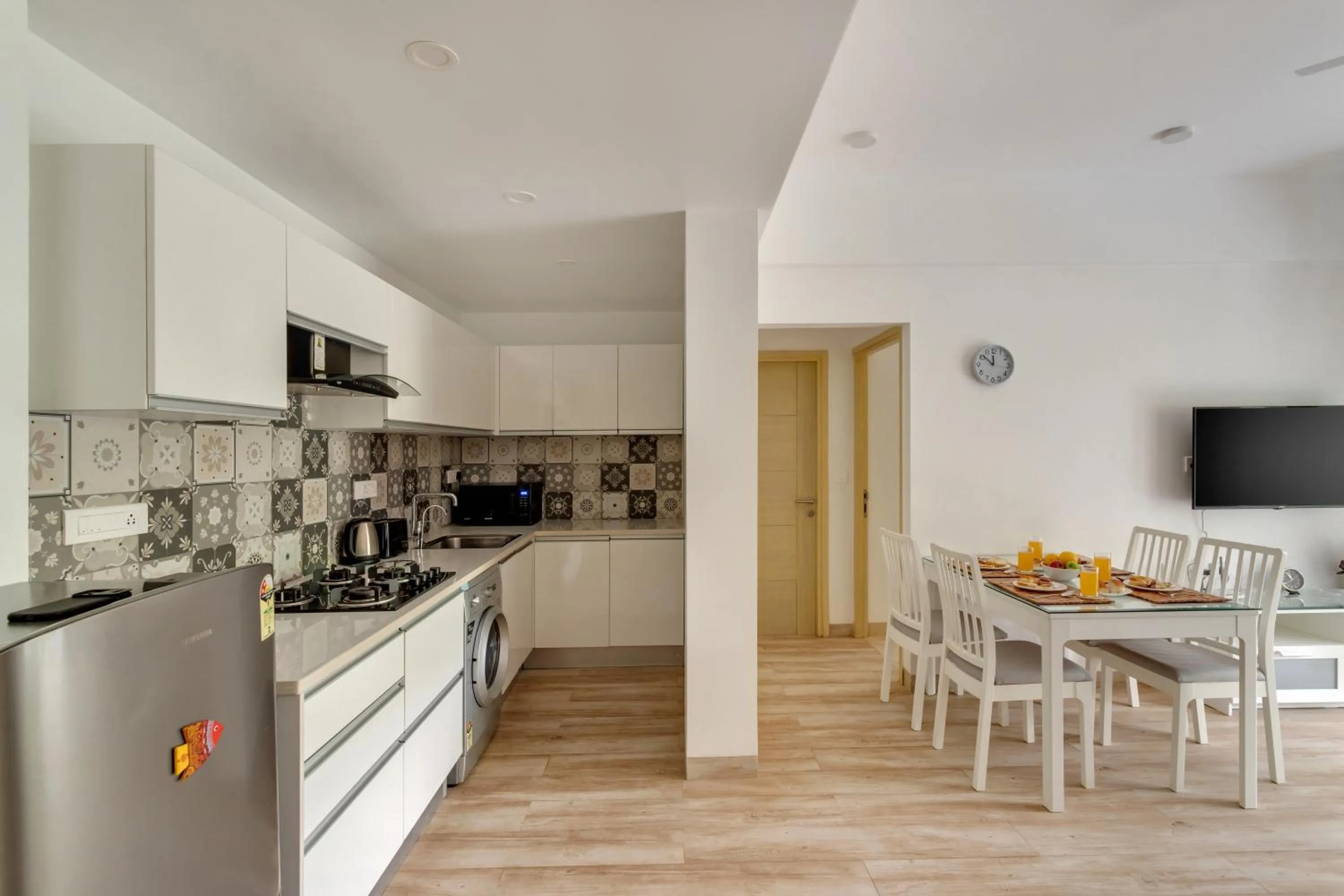 Kitchen or kitchenette in D'Retreat 1BHK Apartment by tisyastays