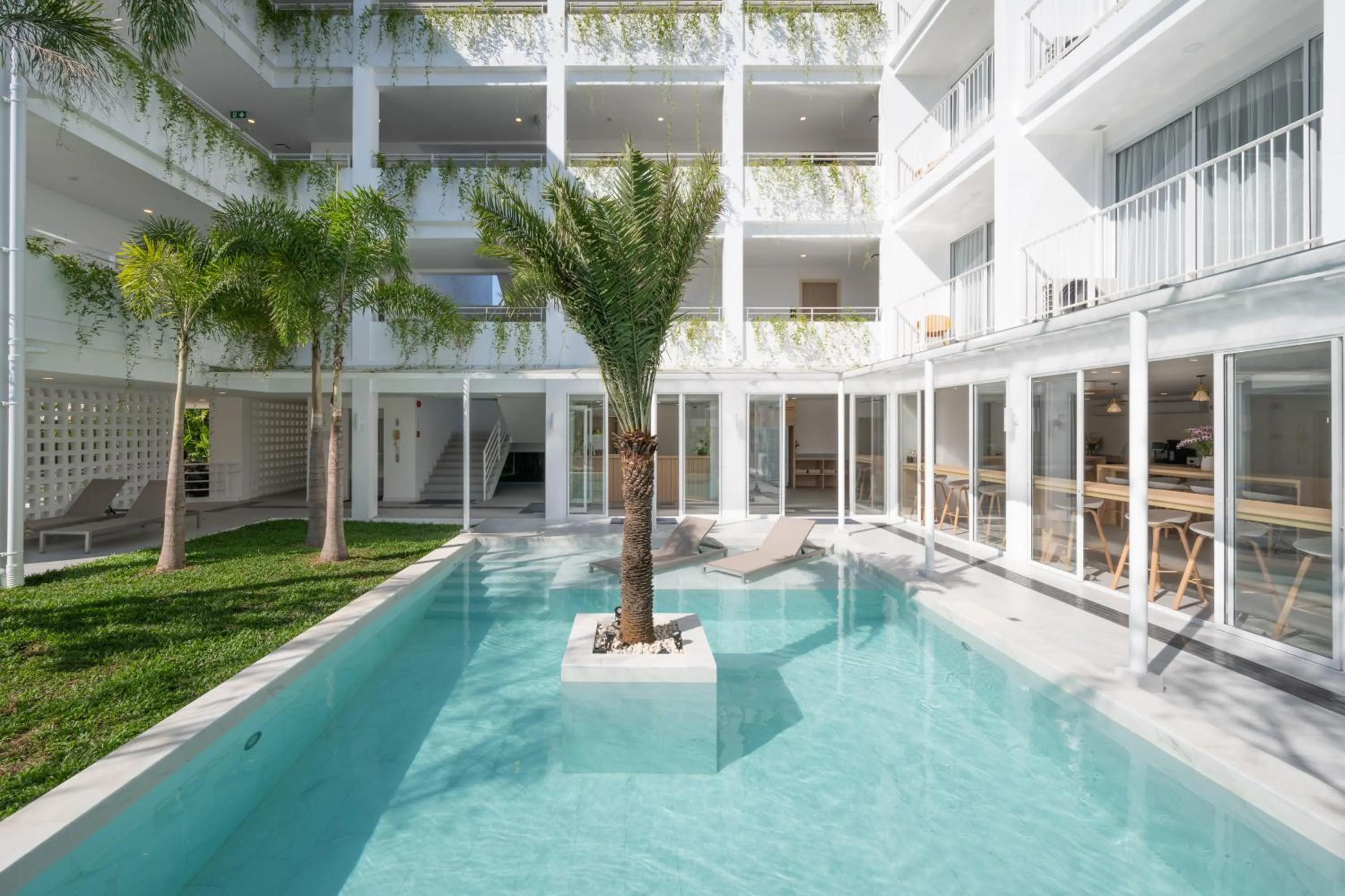 Swimming pool in Lis Hotel Chiangmai