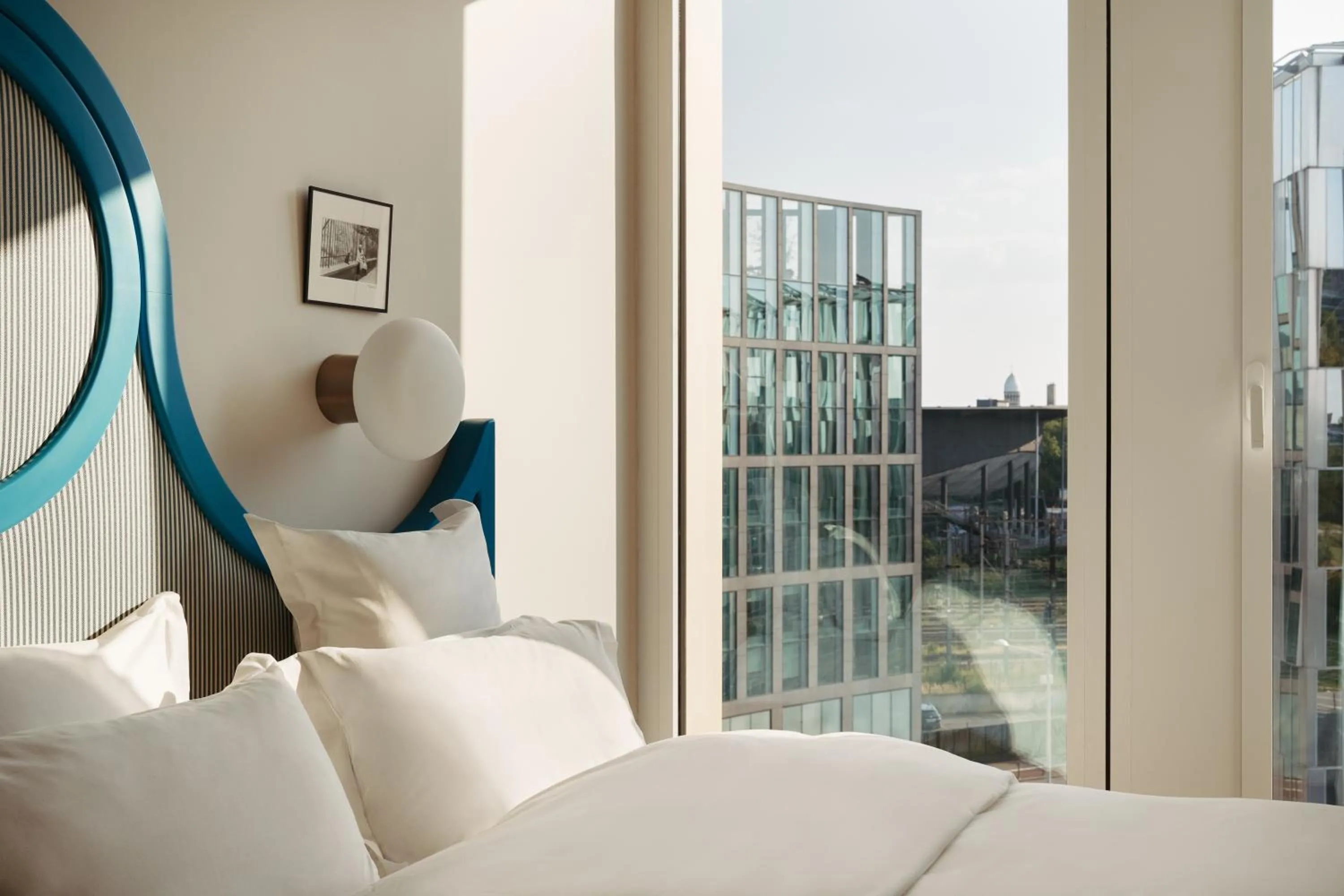 Bedroom, Bed in Edgar Suites Lille - Shake