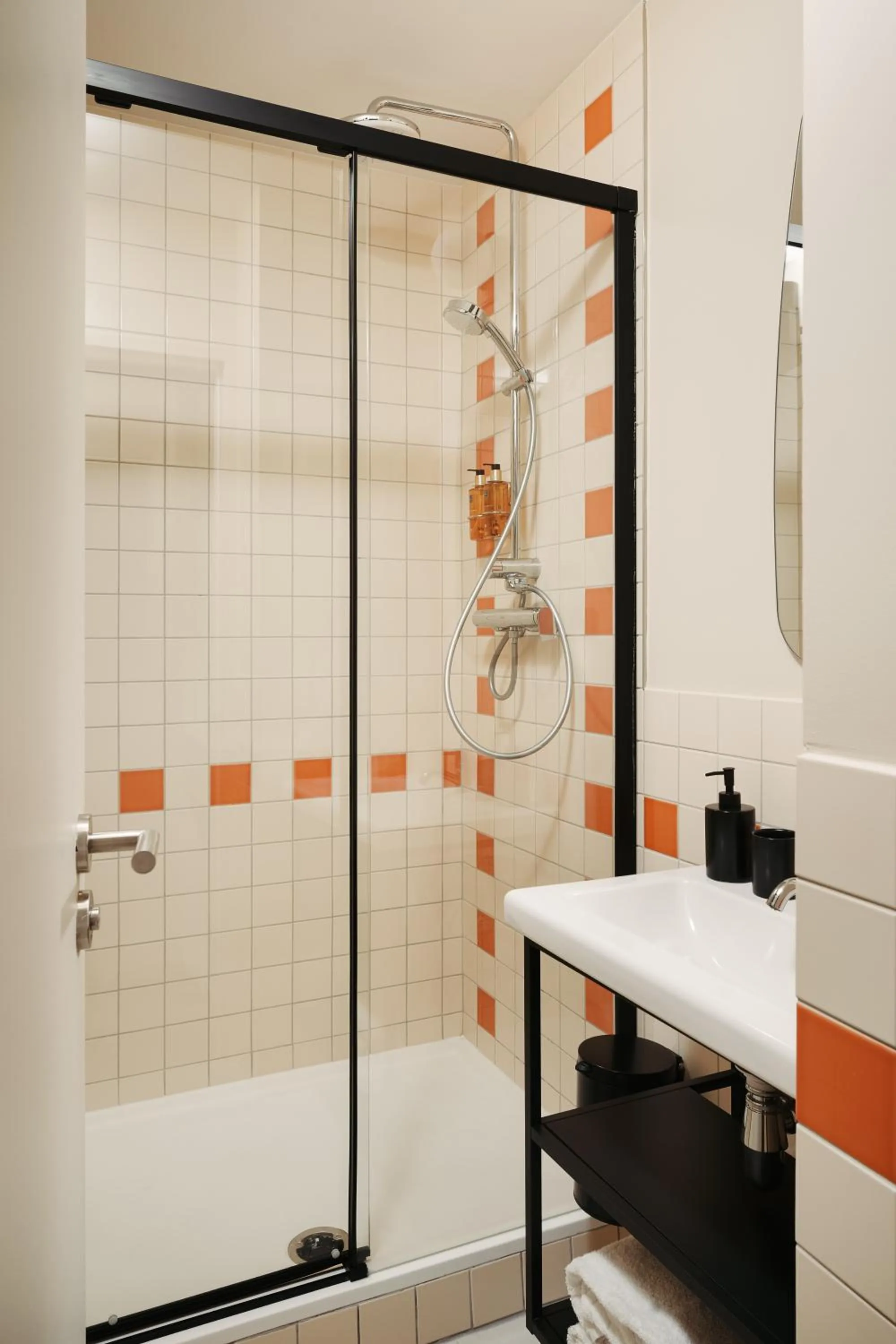 Bathroom in Edgar Suites Lille - Shake