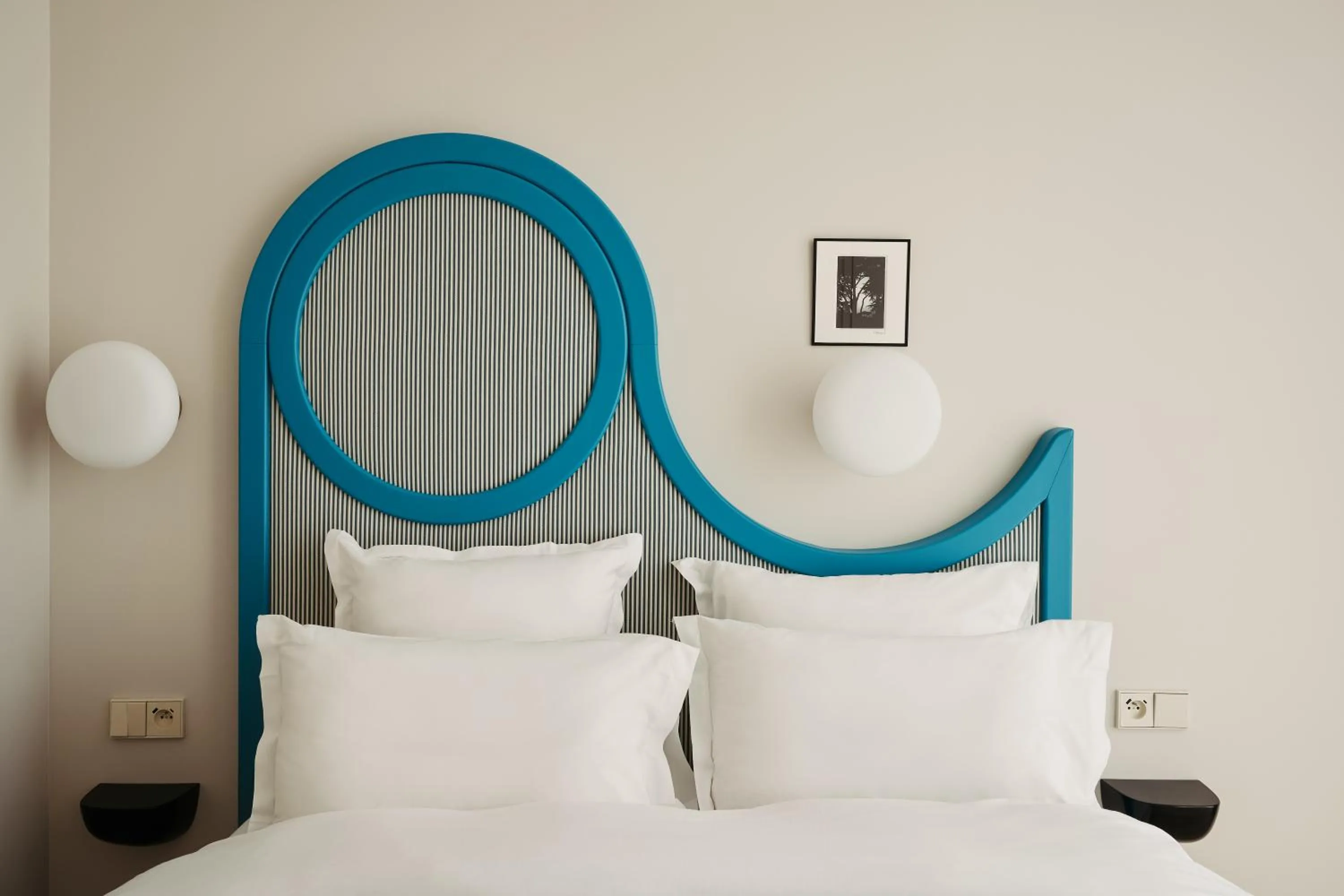 Balcony/Terrace, Bed in Edgar Suites Lille - Shake