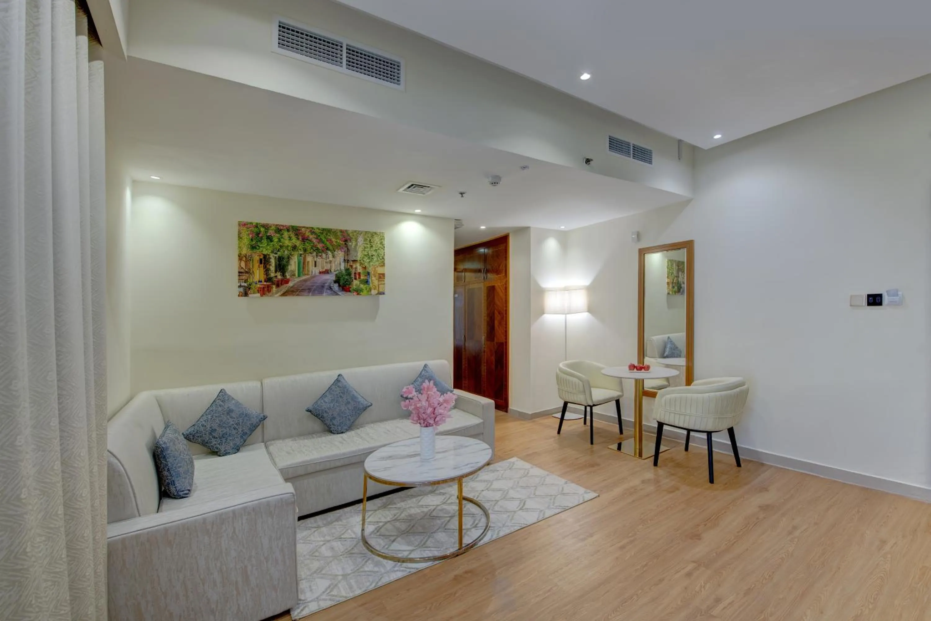 Living room in Vendome Plaza Hotel