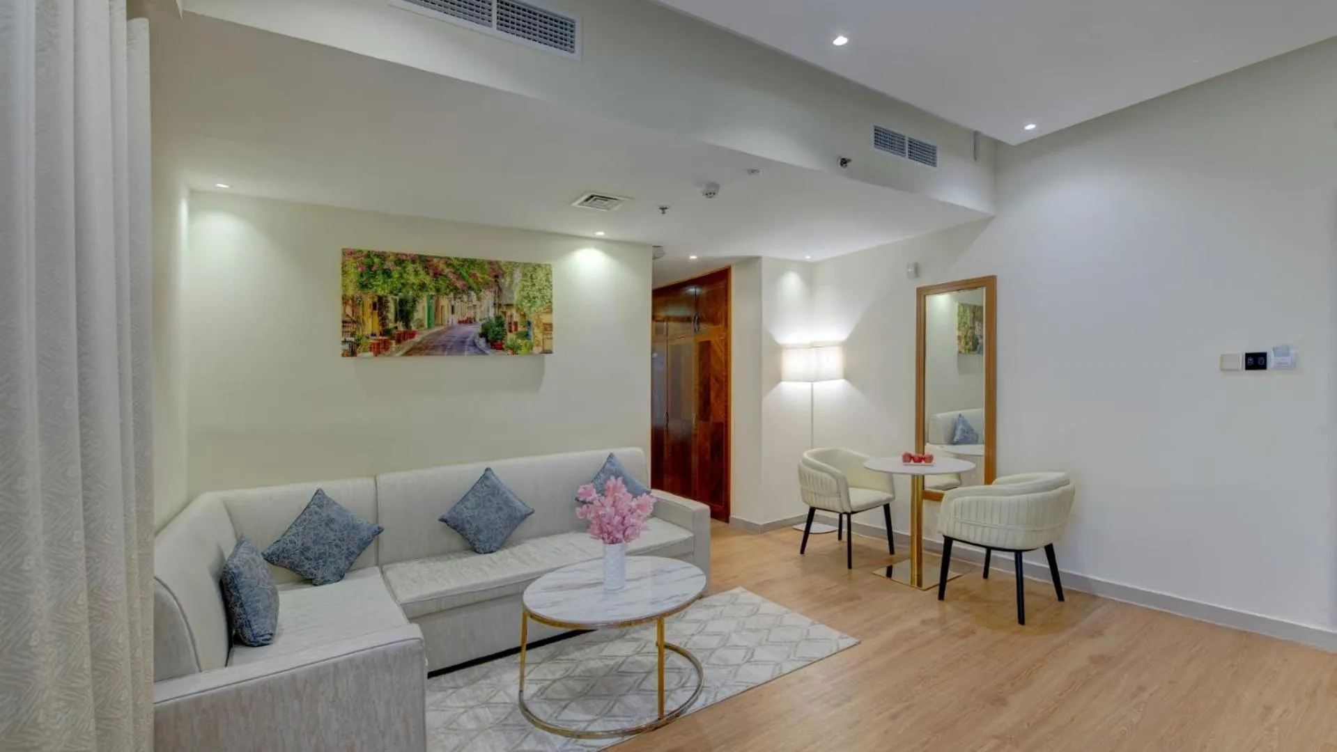 Living room in Vendome Plaza Hotel