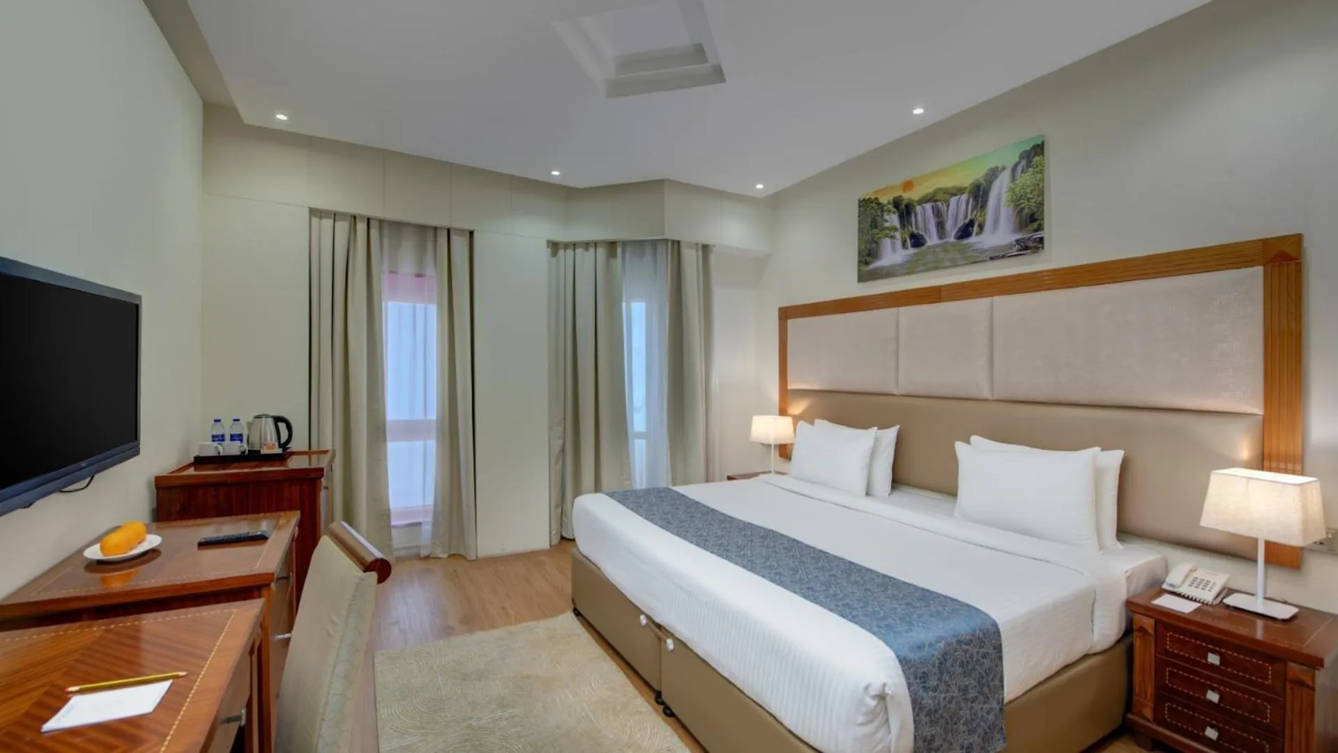 Bedroom, Bed in Vendome Plaza Hotel