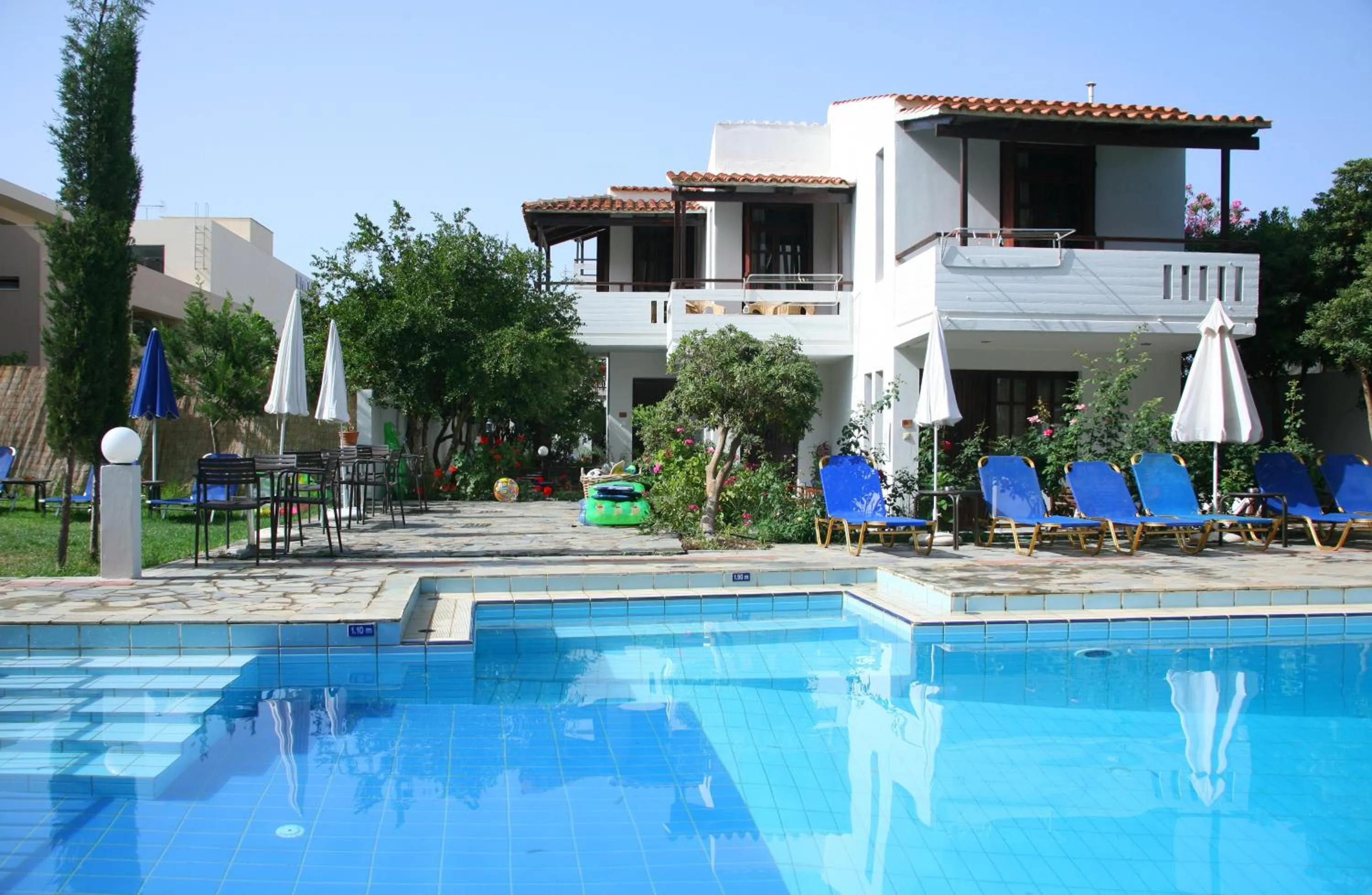 Swimming pool in Proimos Maisonnettes