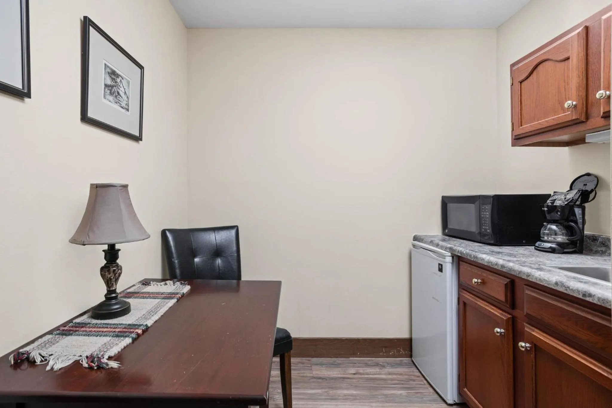 Kitchen or kitchenette in Artists Colony