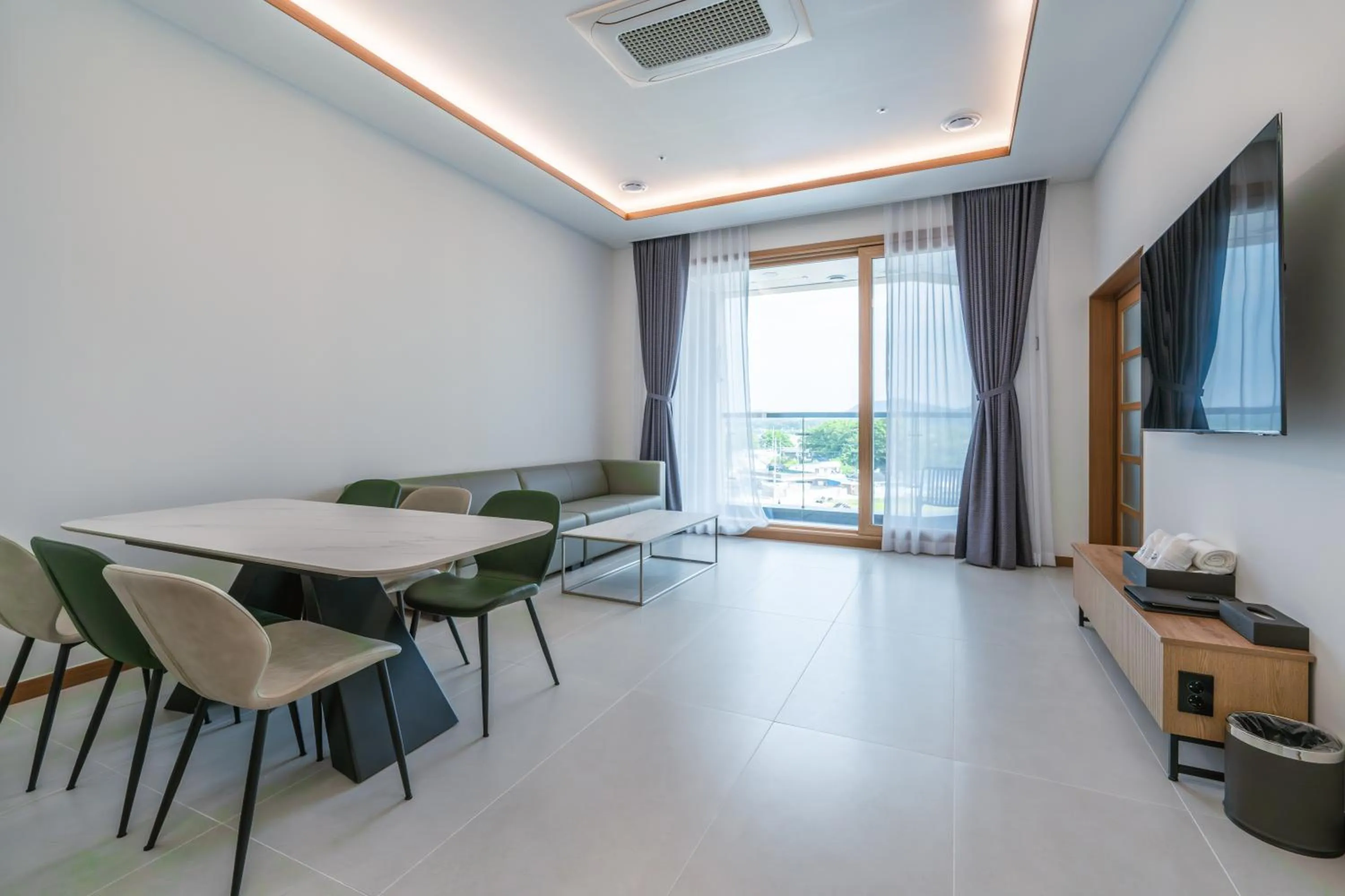 TV and multimedia in Dongho Beach Hotel