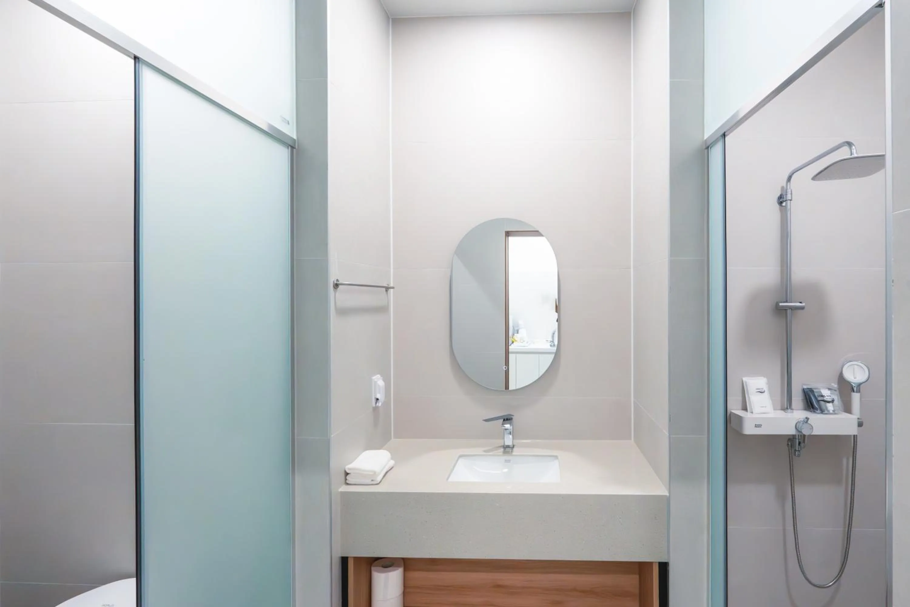 Shower in Dongho Beach Hotel