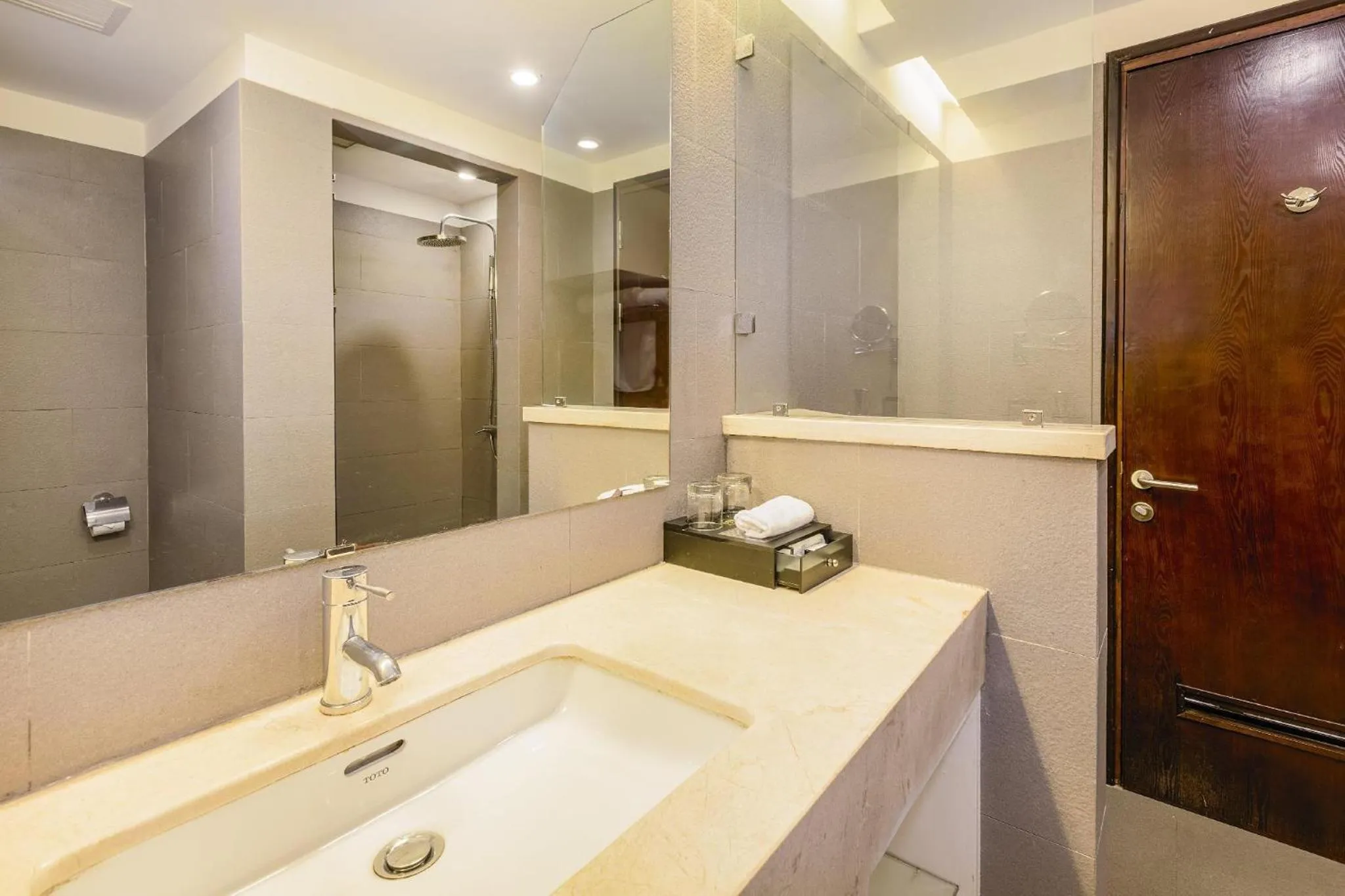 Shower in Hong Ha HOTEL