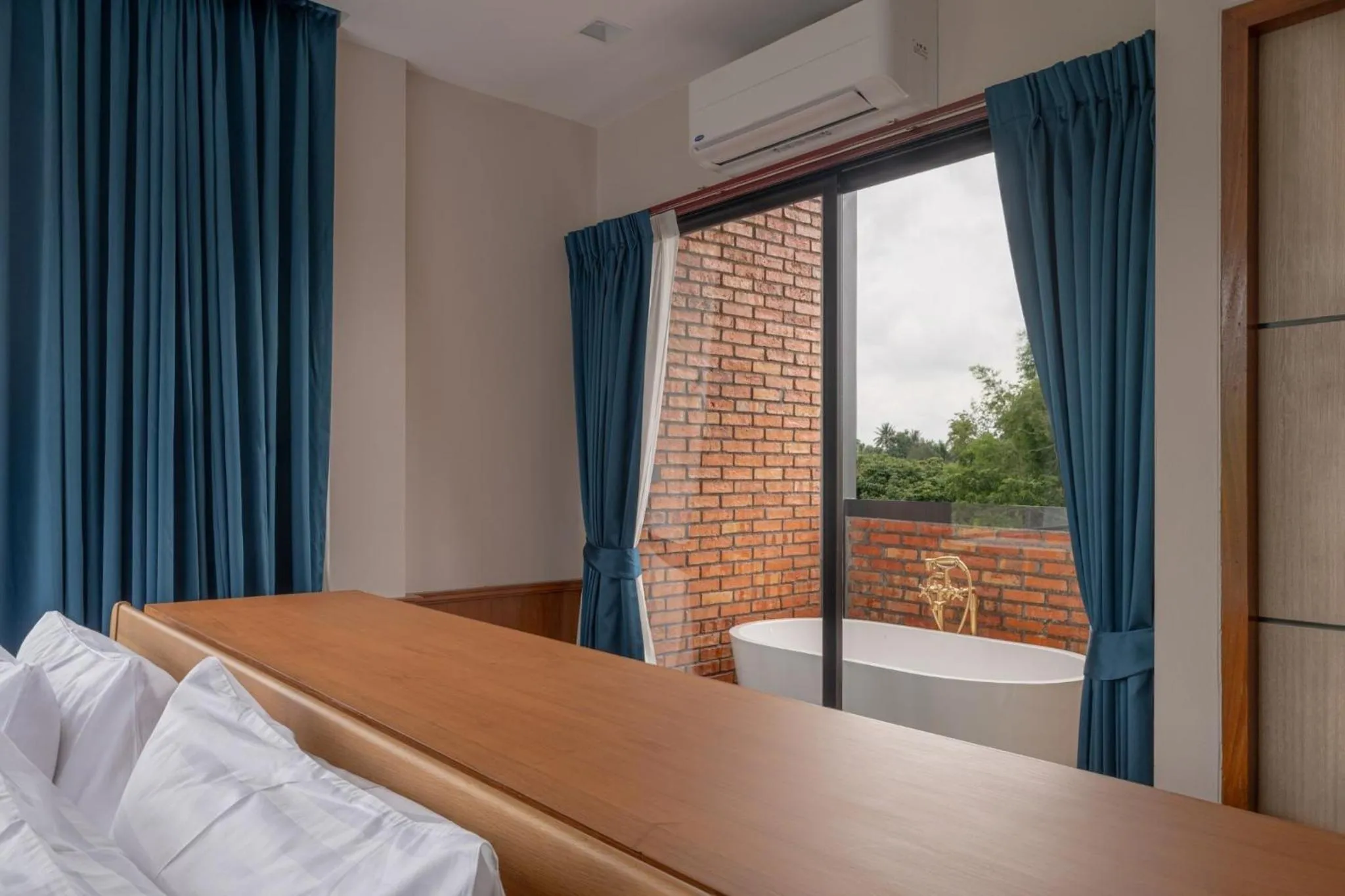 Bed in The Willoughby Maerim Hotel