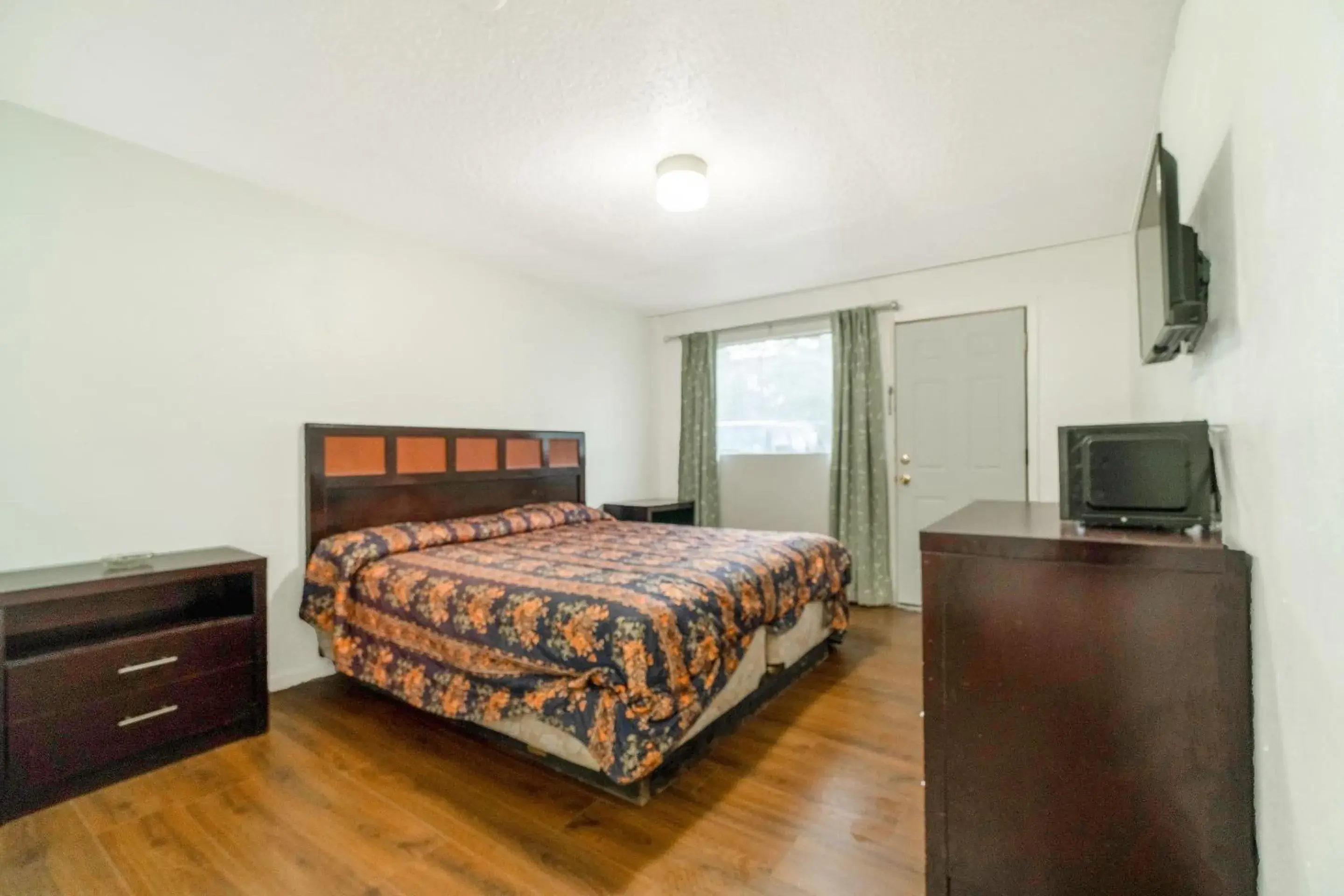 King Bed Smoking in Budget Inn By OYO Palestine TX Hwy 79 King Bed Smoking in Budget Inn By OYO Palestine TX Hwy 79