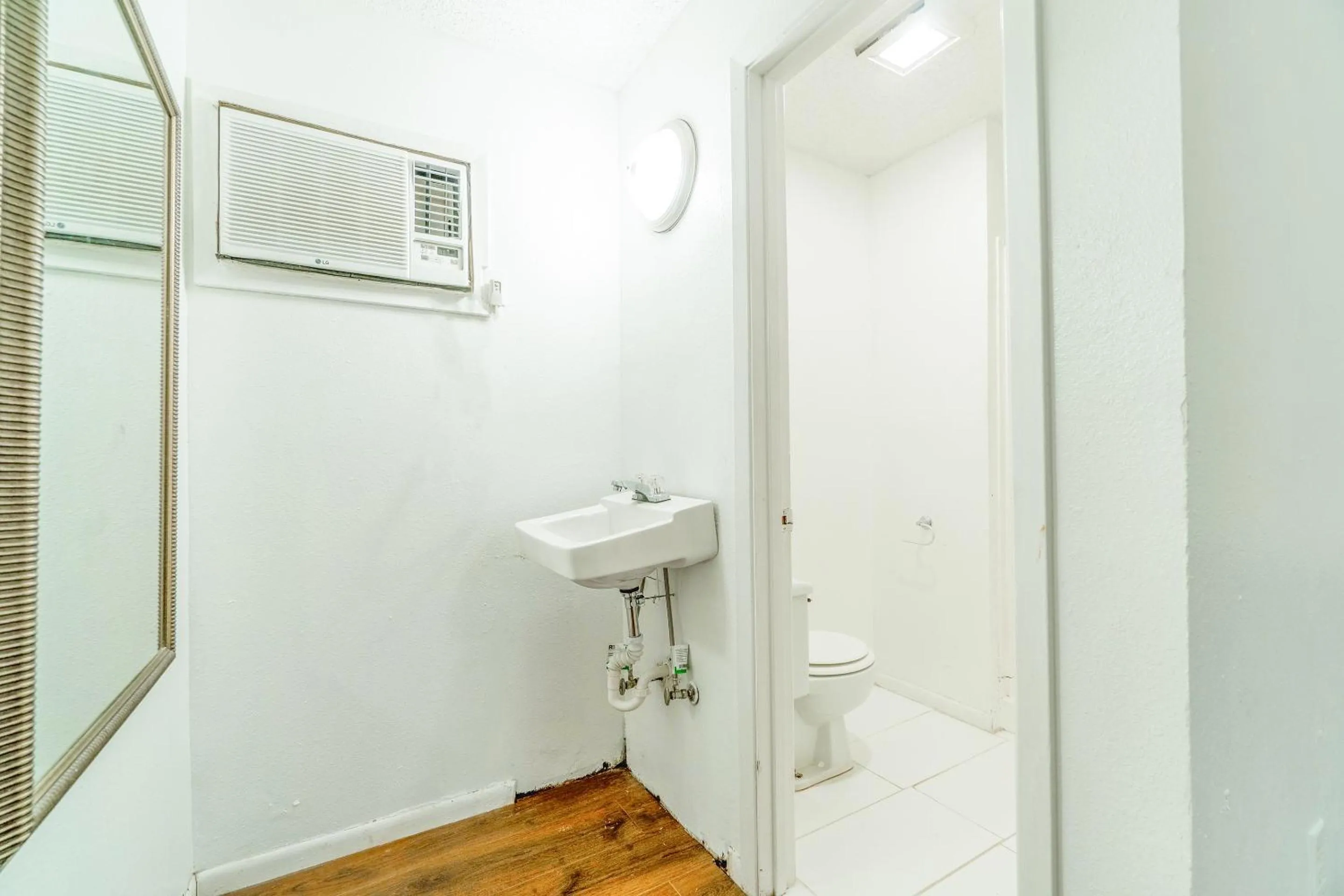 Bathroom in Budget Inn By OYO Palestine TX Hwy 79