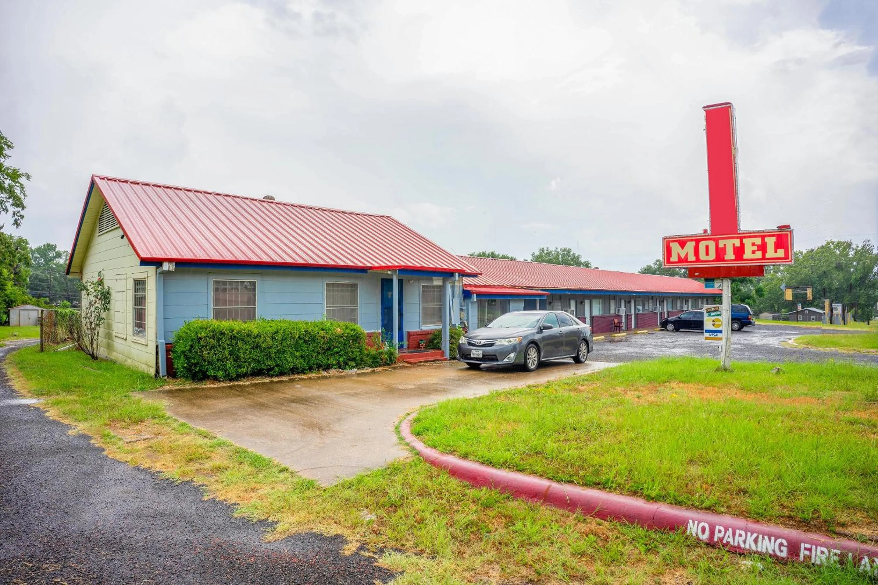Facade/entrance in Budget Inn By OYO Palestine TX Hwy 79