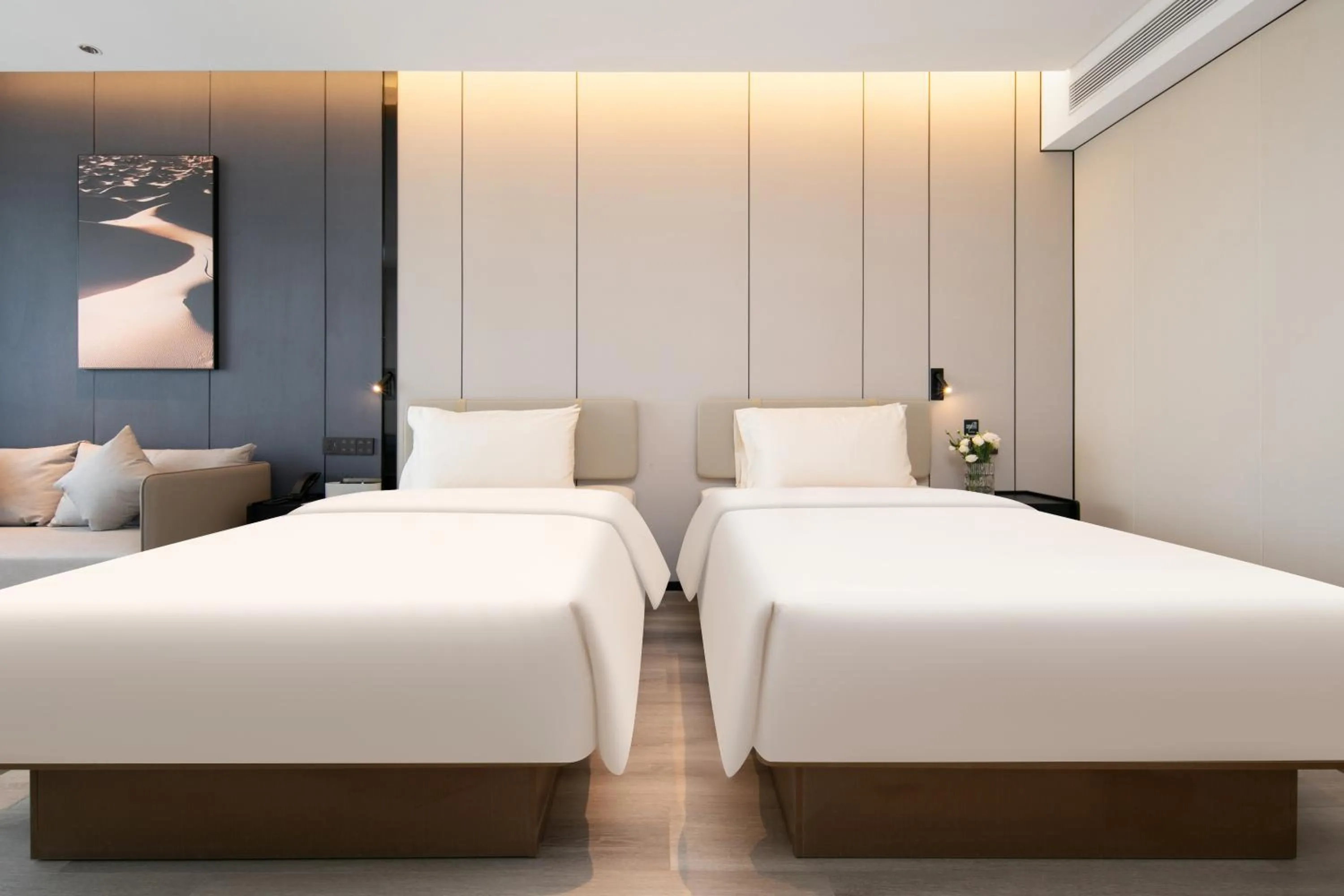 Photo of the whole room, Bed in Atour Hotel Shanghai Baoshan Shangda Road