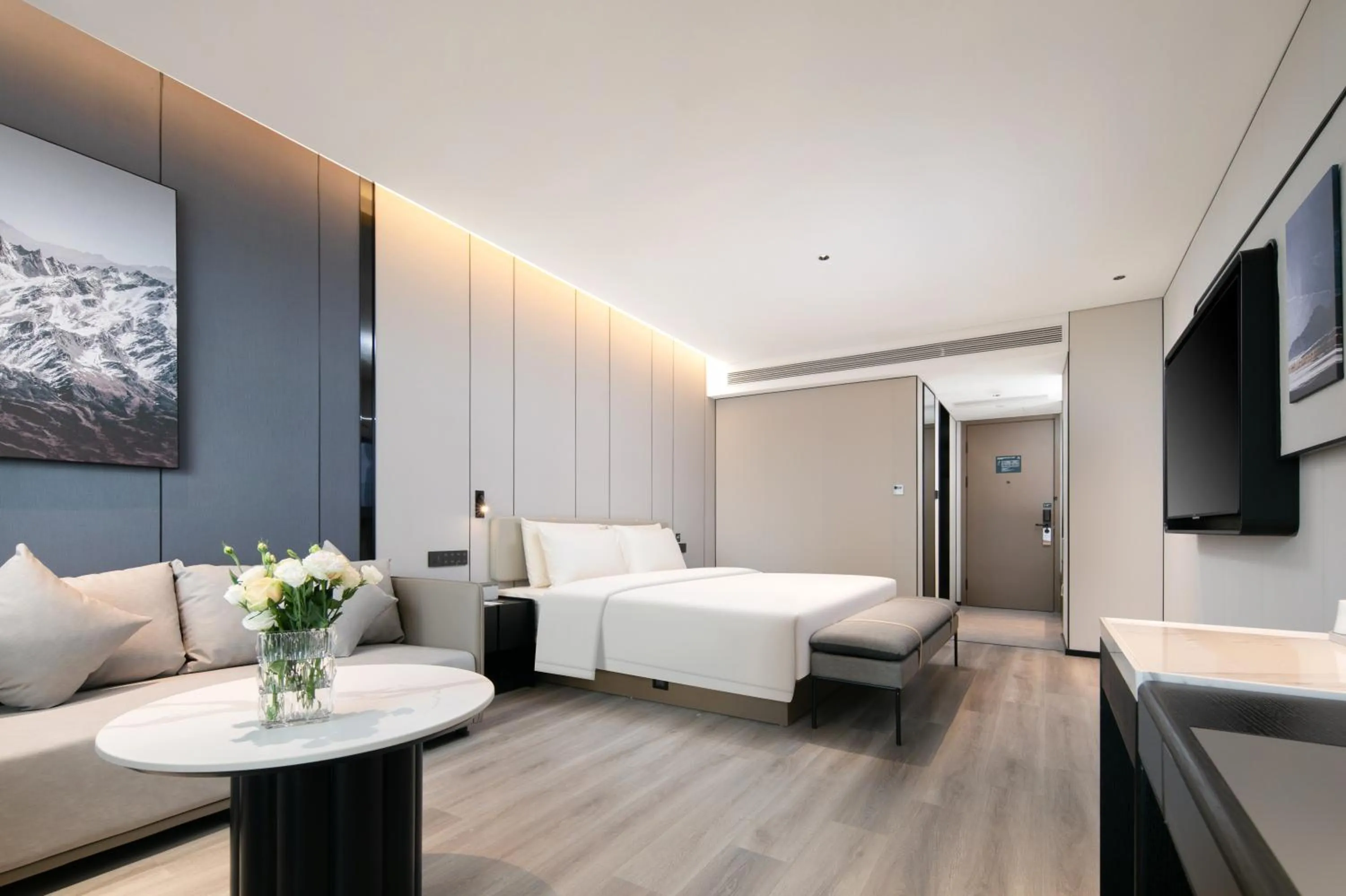 Photo of the whole room, Bed in Atour Hotel Shanghai Baoshan Shangda Road