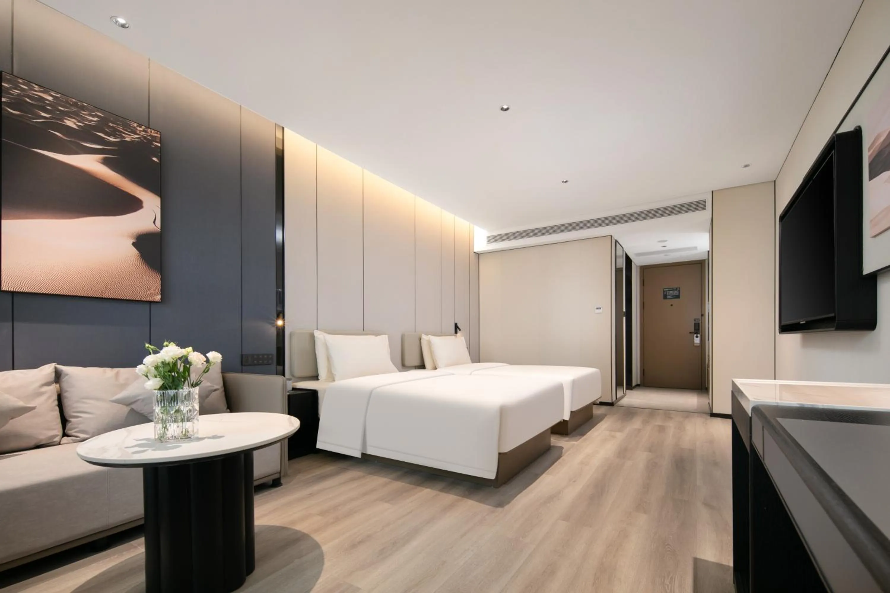 Photo of the whole room, Bed in Atour Hotel Shanghai Baoshan Shangda Road