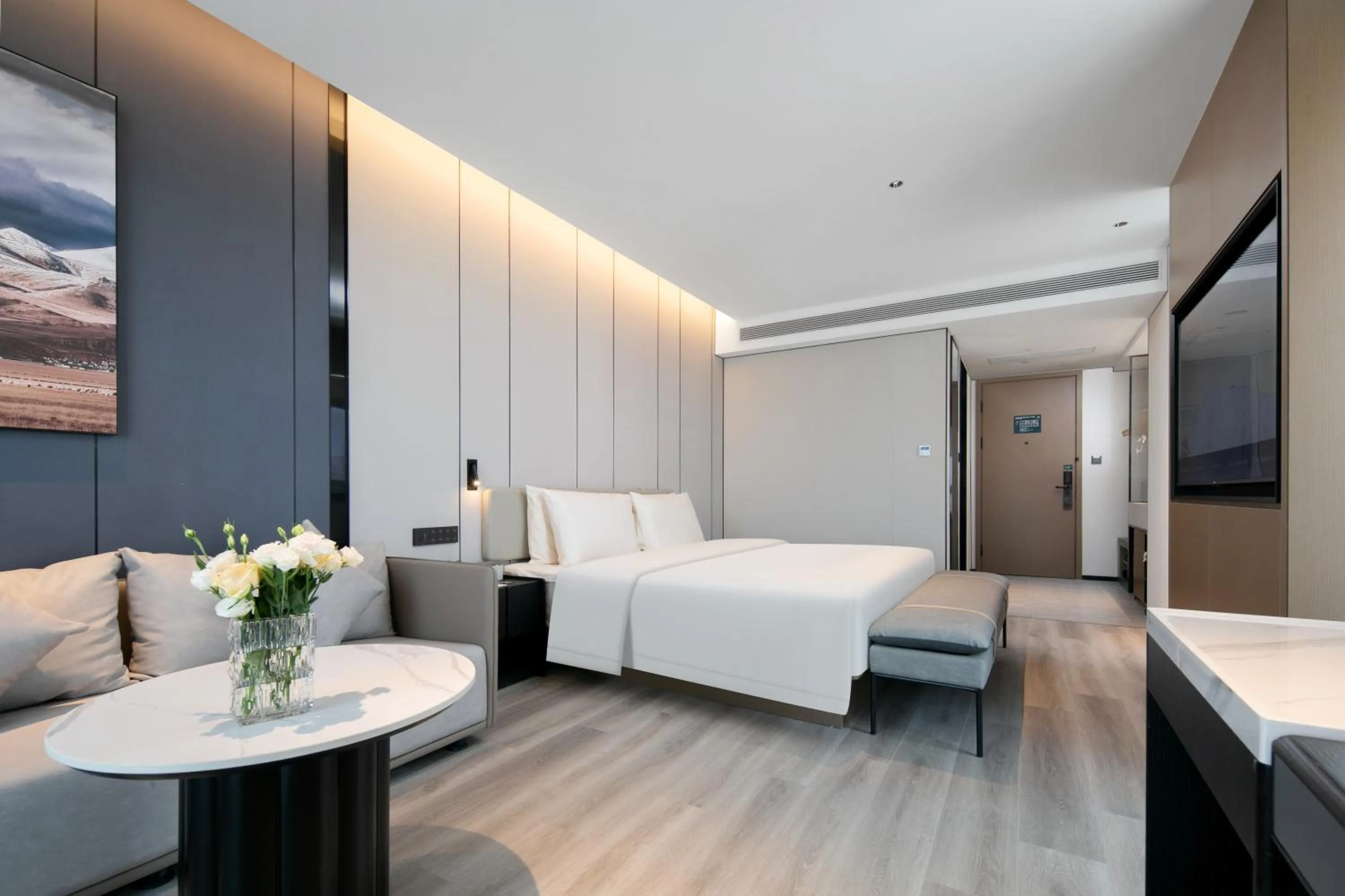 Photo of the whole room, Bed in Atour Hotel Shanghai Baoshan Shangda Road