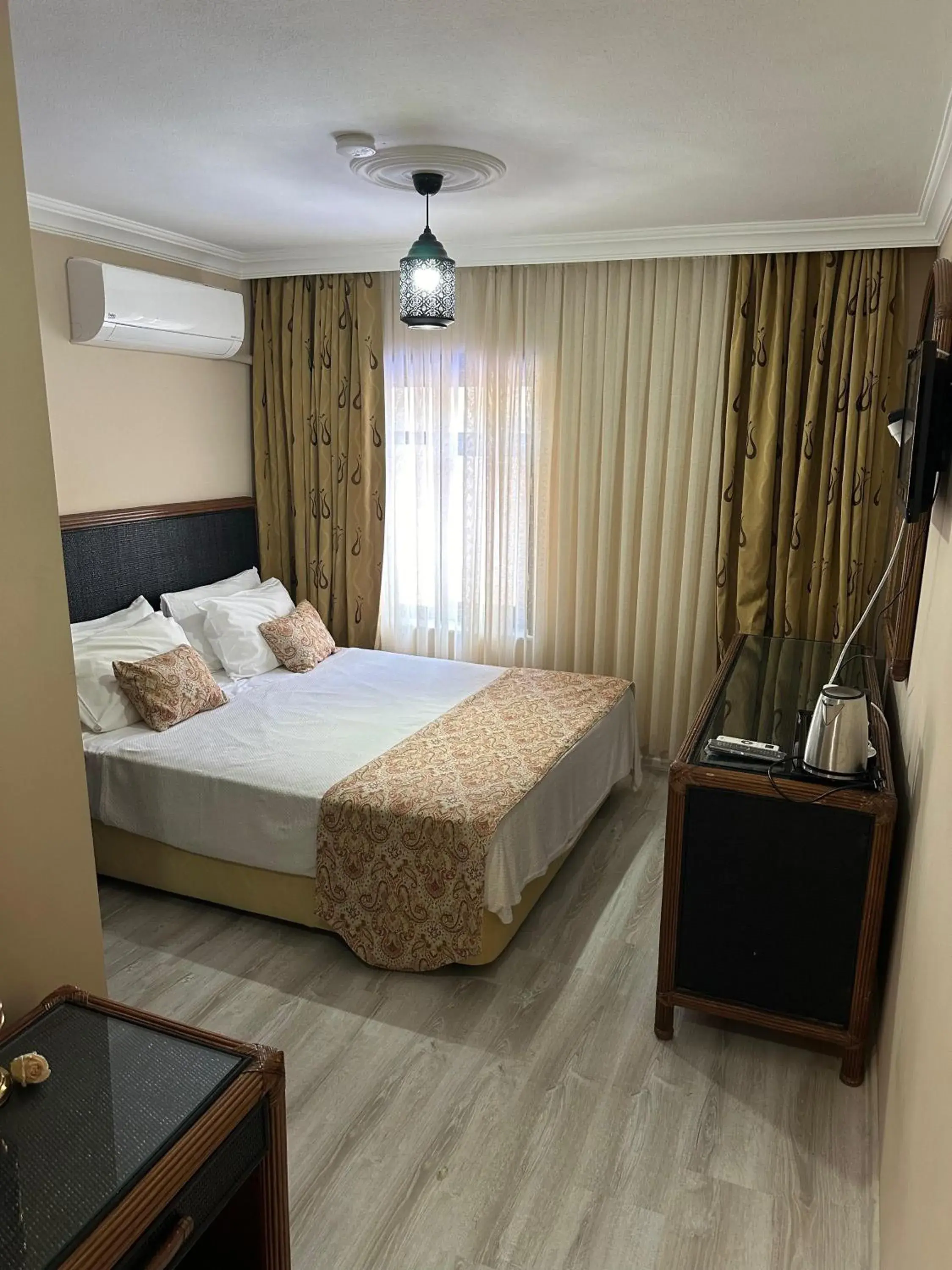 Deluxe Double Room - single occupancy in Loost Town Inn Hotel Deluxe Double Room - single occupancy in Loost Town Inn Hotel