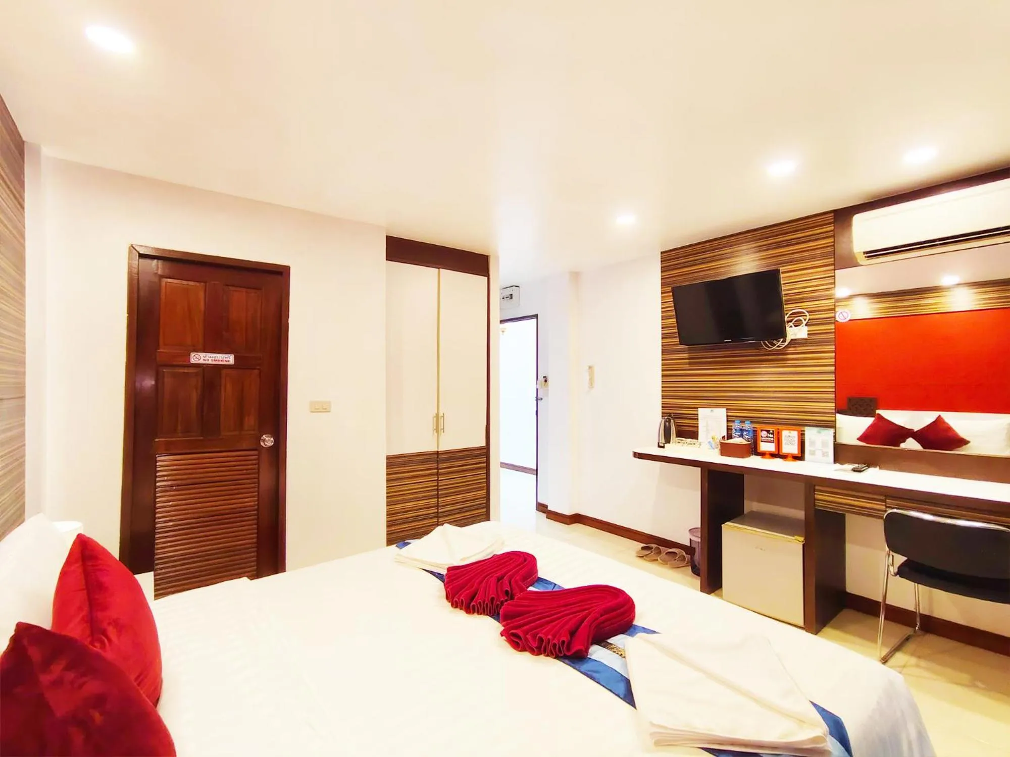 Photo of the whole room, Bed in Patong Max Value Hotel