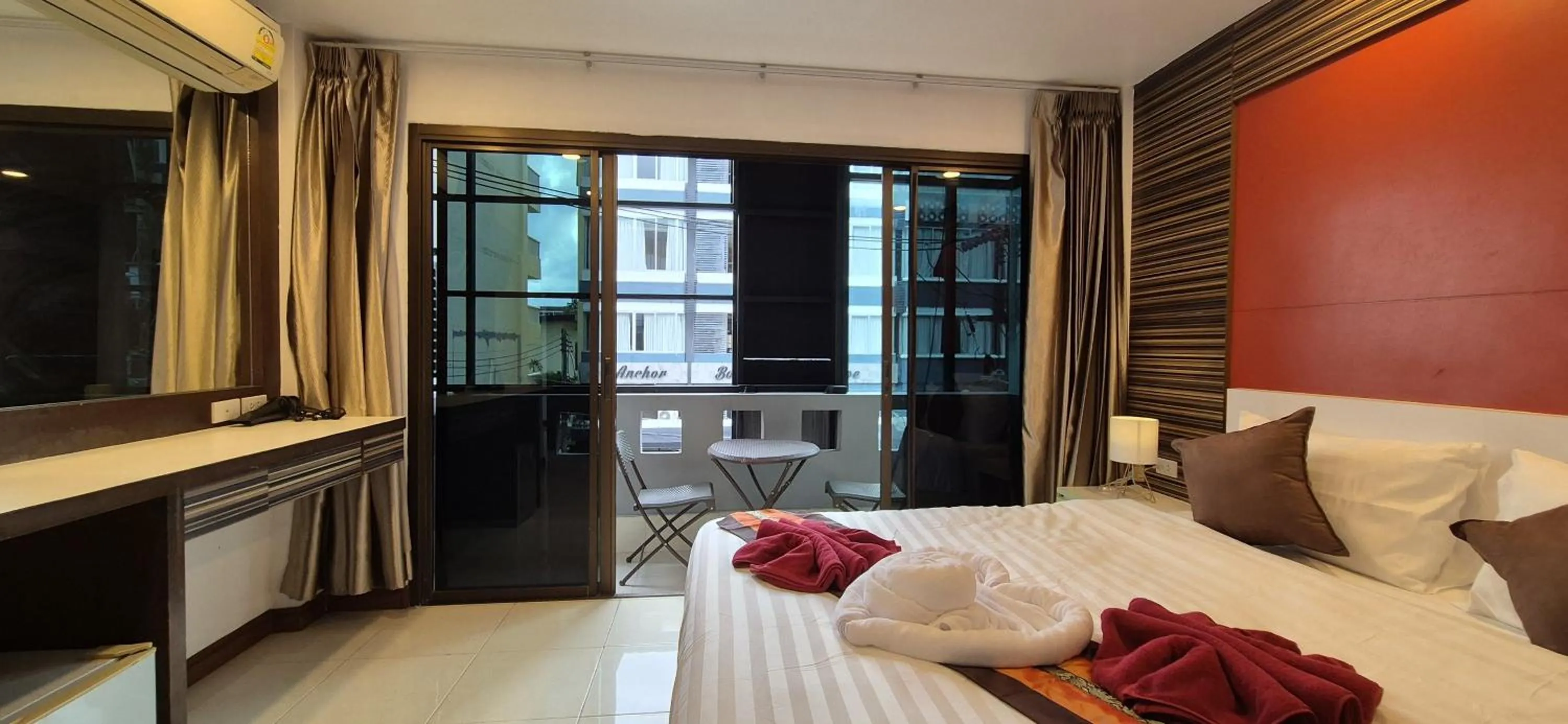 Bedroom, Bed in Patong Max Value Hotel