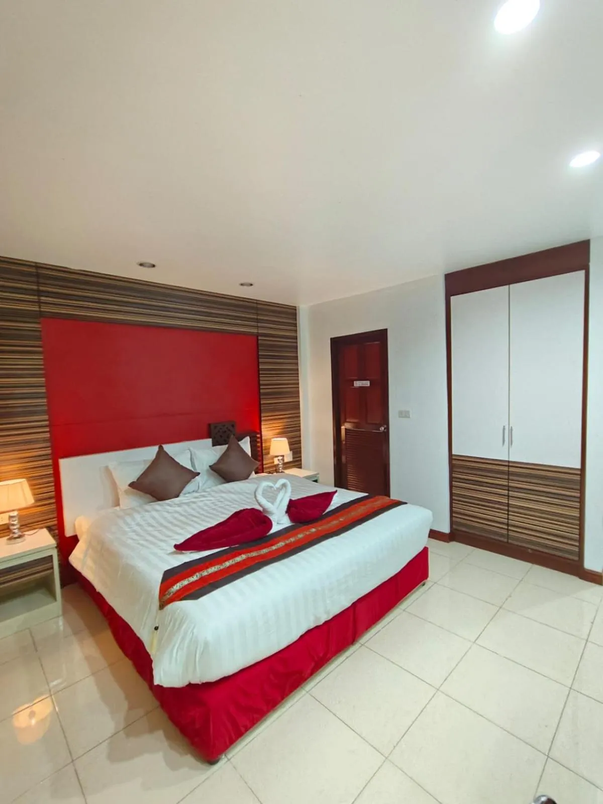 Bedroom, Bed in Patong Max Value Hotel