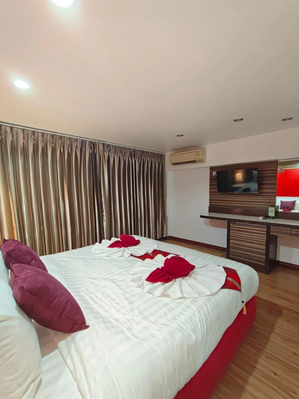 TV and multimedia, Bed in Patong Max Value Hotel